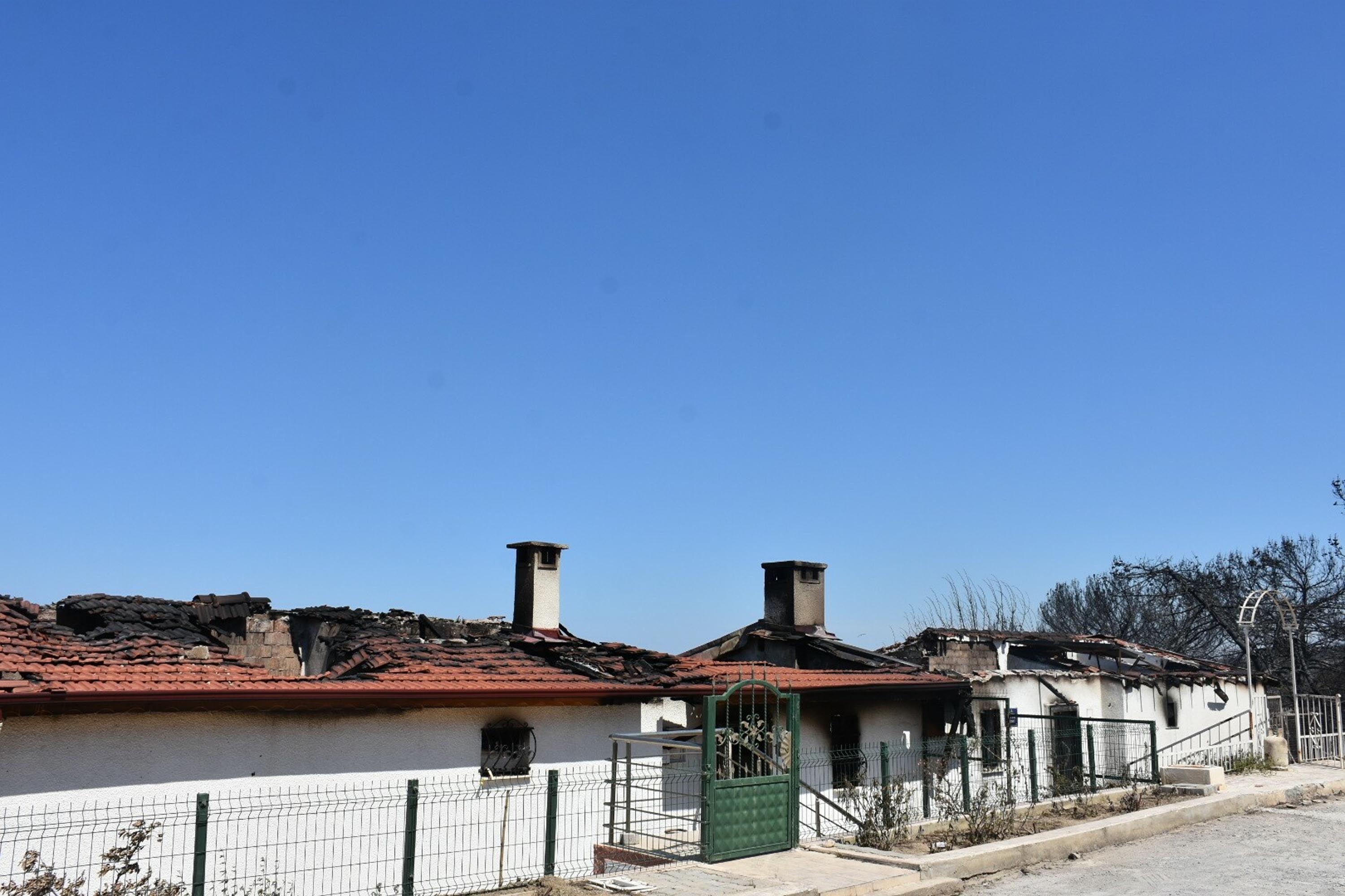 İzmir'deki orman yangını 3'üncü gününde; Yanan alanlar havadan görüntülendi