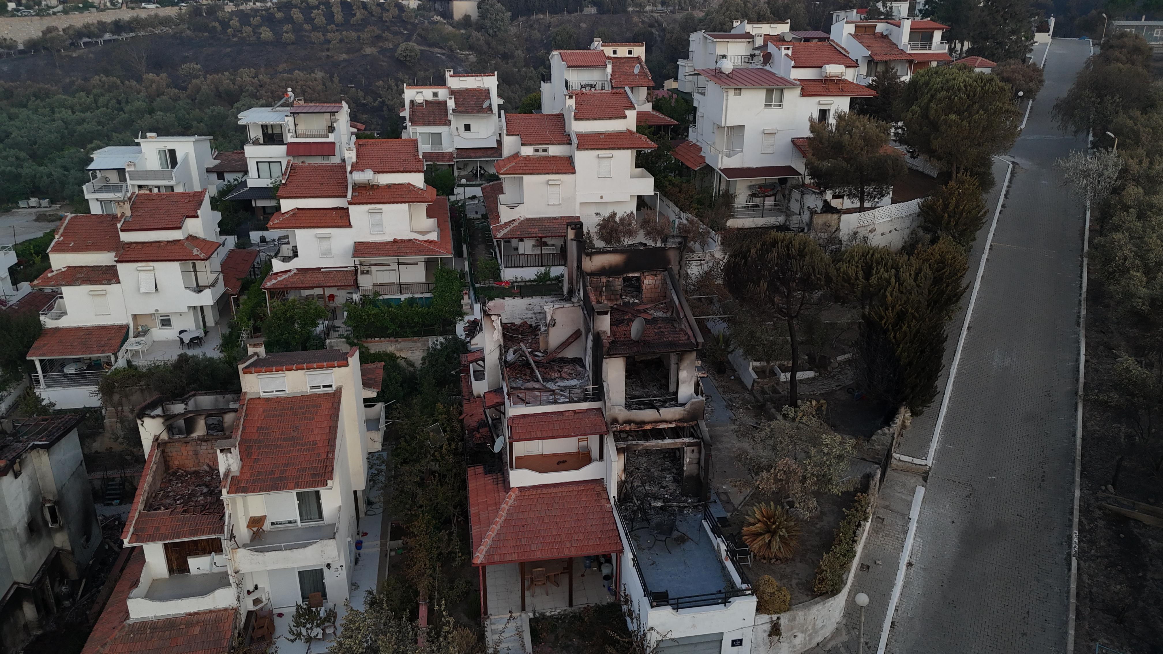 İzmir'deki orman yangını 3'üncü gününde; Yanan alanlar havadan görüntülendi