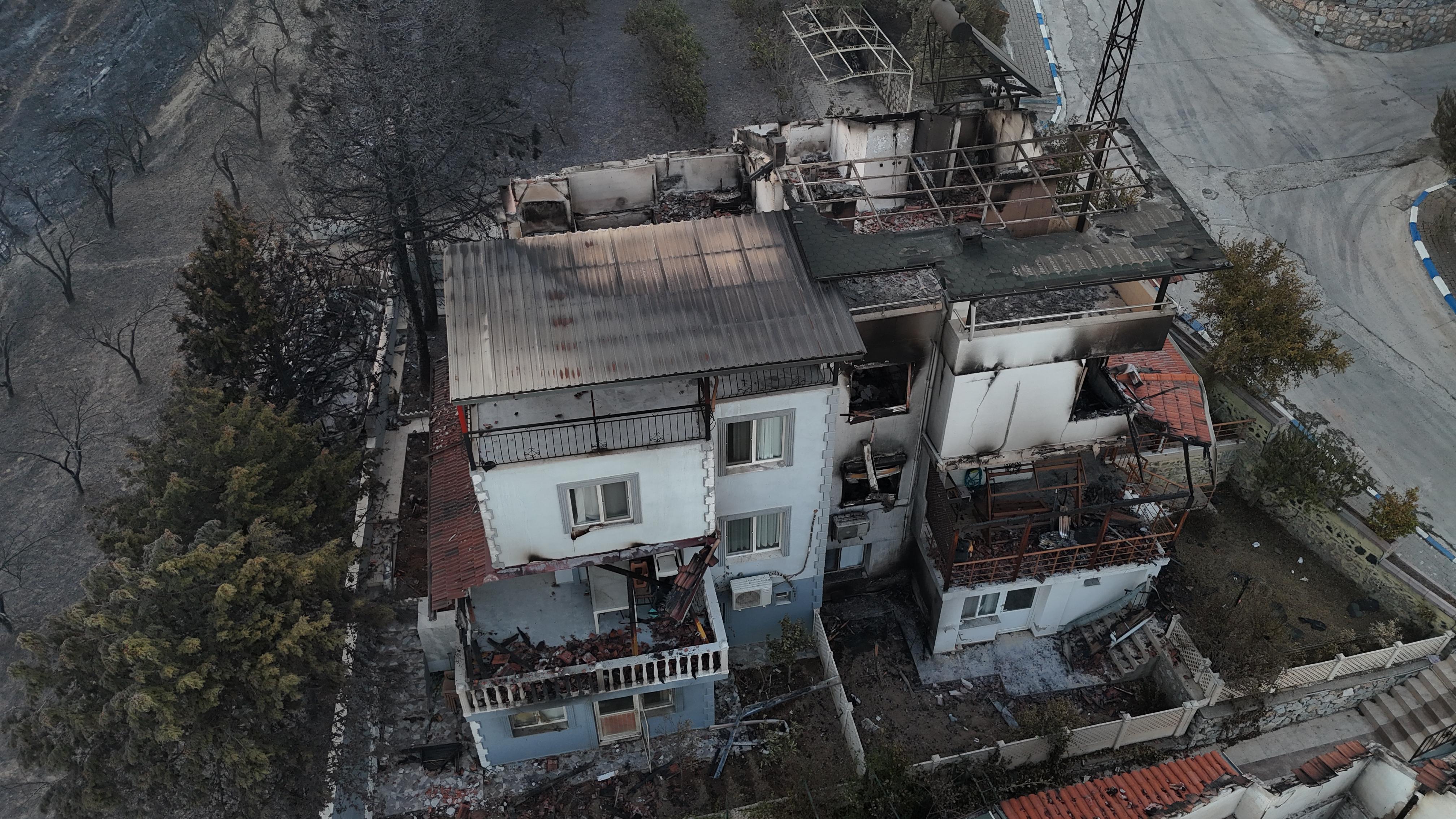 İzmir'deki orman yangını 3'üncü gününde; Yanan alanlar havadan görüntülendi