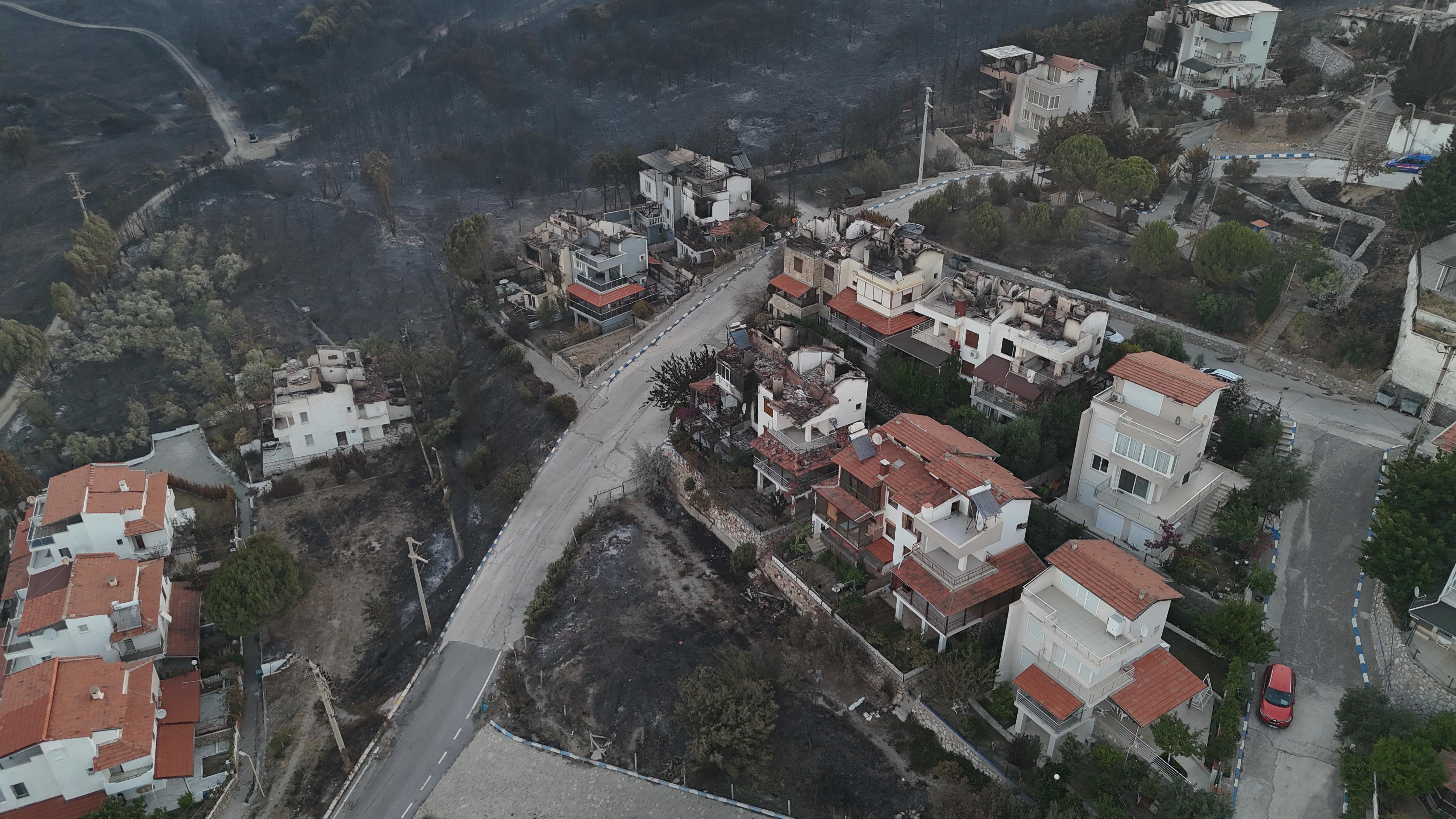 İzmir'deki orman yangını 3'üncü gününde; Yanan alanlar havadan görüntülendi