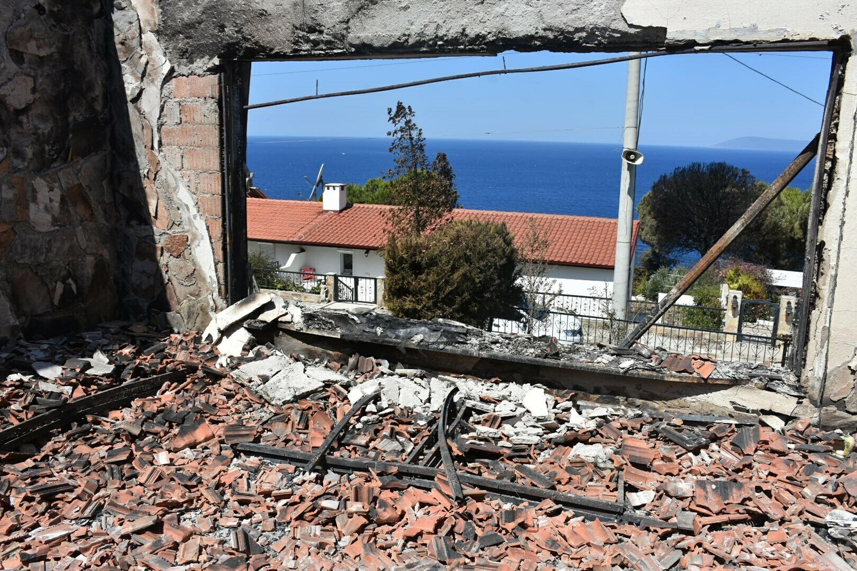 İzmir'deki orman yangını 3'üncü gününde; Yanan alanlar havadan görüntülendi