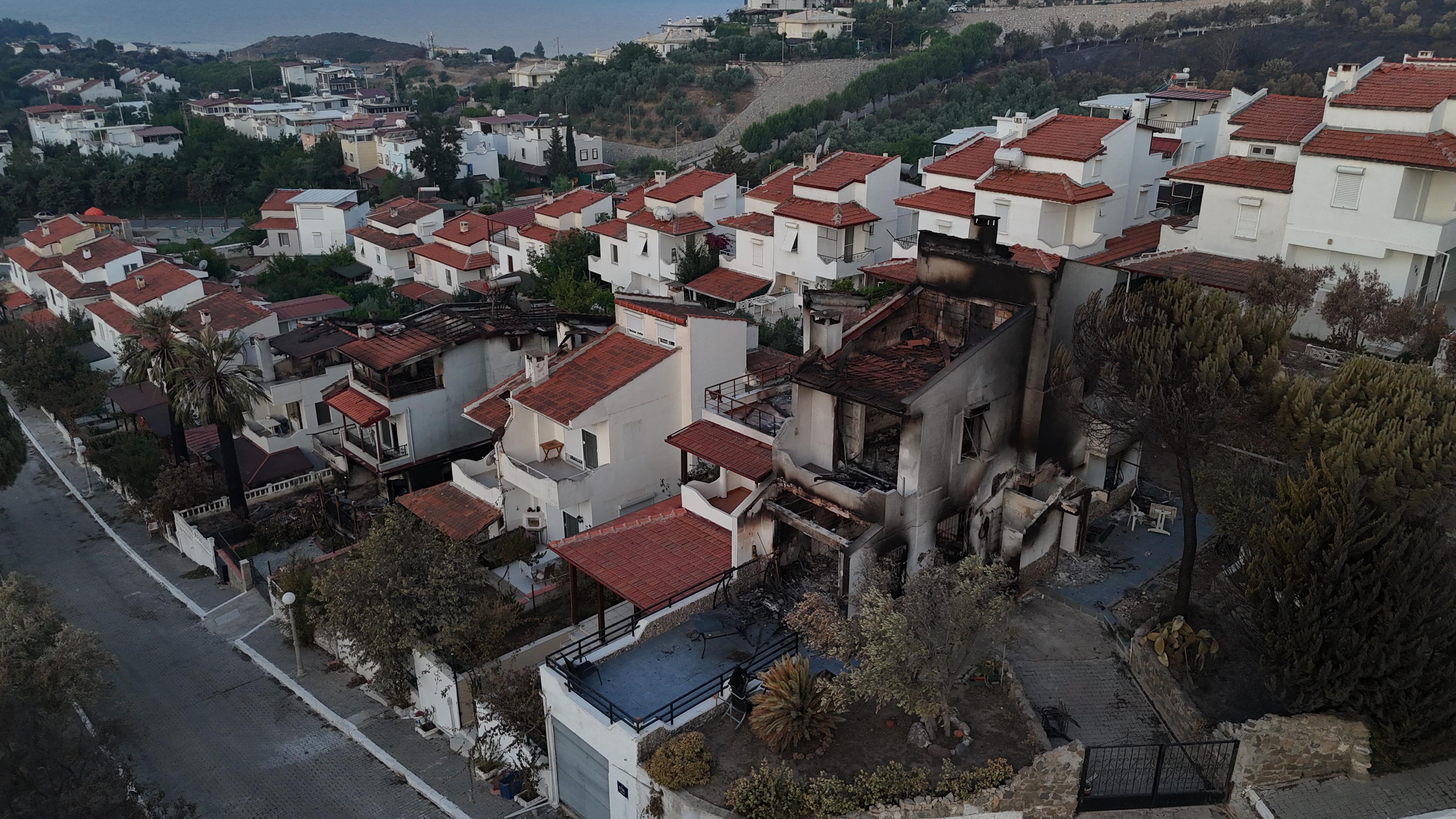 İzmir'deki orman yangını 3'üncü gününde; Yanan alanlar havadan görüntülendi