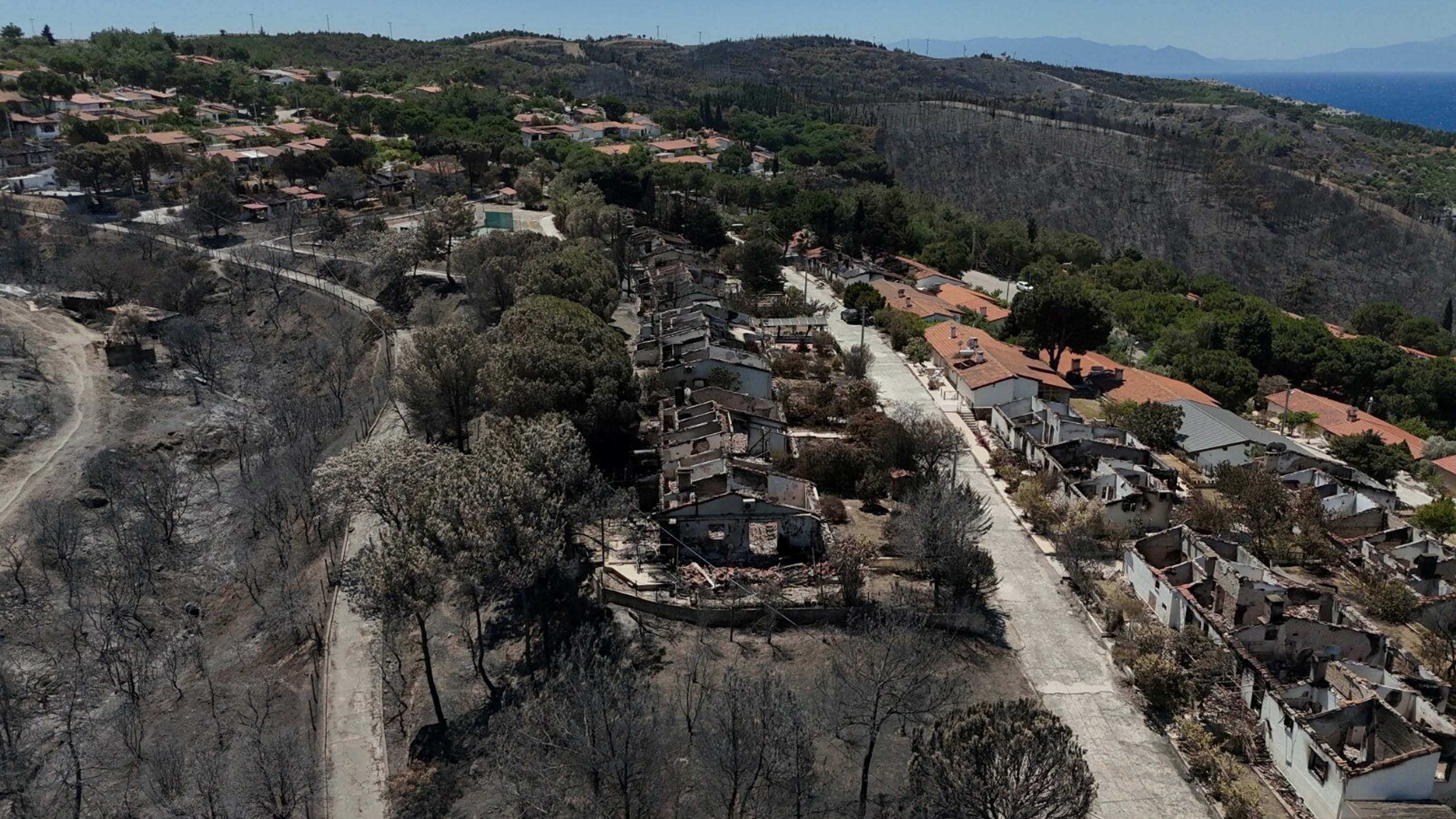 İzmir'deki orman yangınında yanan alanlar ve evler havadan görüntülendi