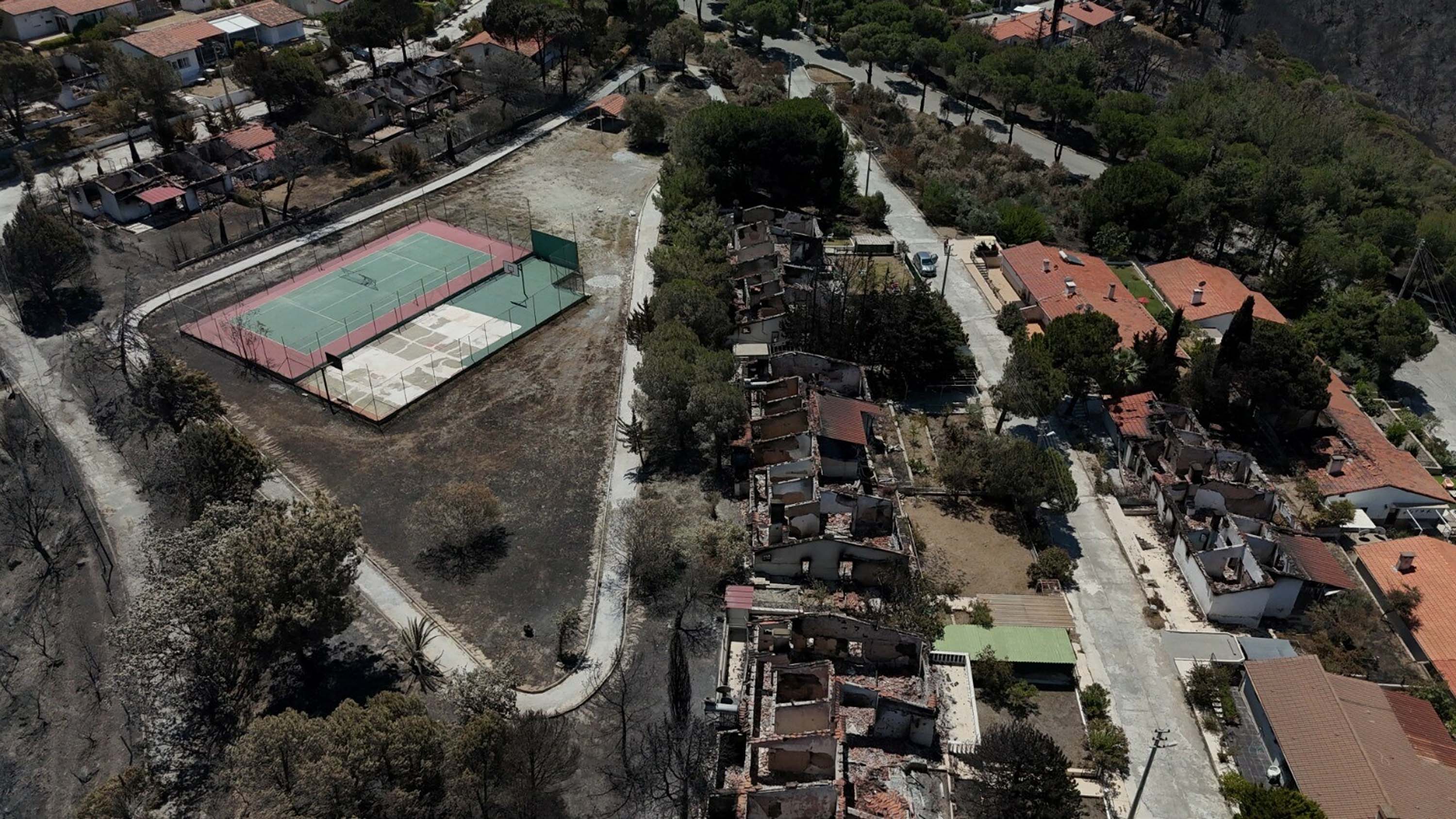 İzmir'deki orman yangınında yanan alanlar ve evler havadan görüntülendi