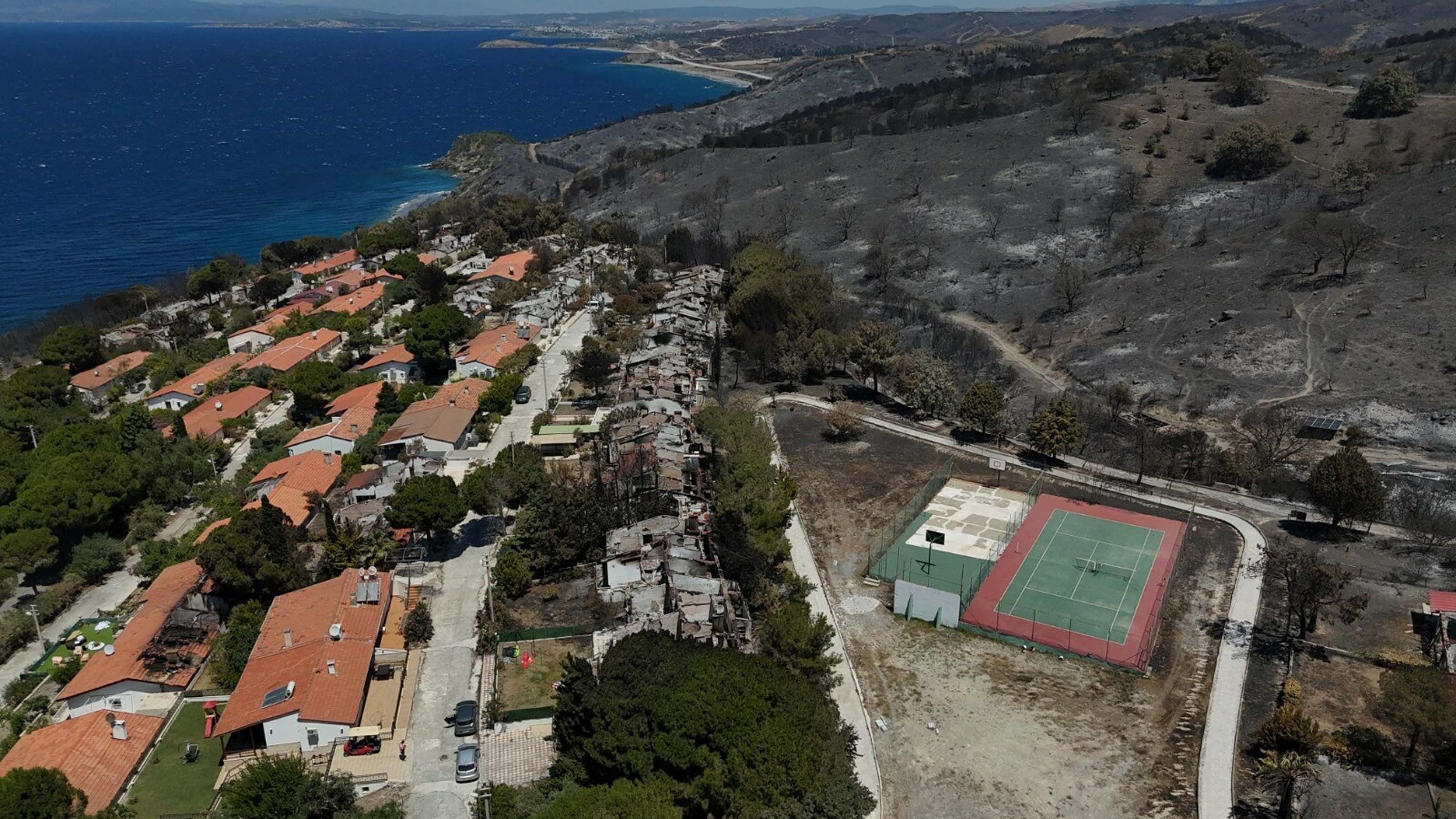 İzmir'deki orman yangınında yanan alanlar ve evler havadan görüntülendi
