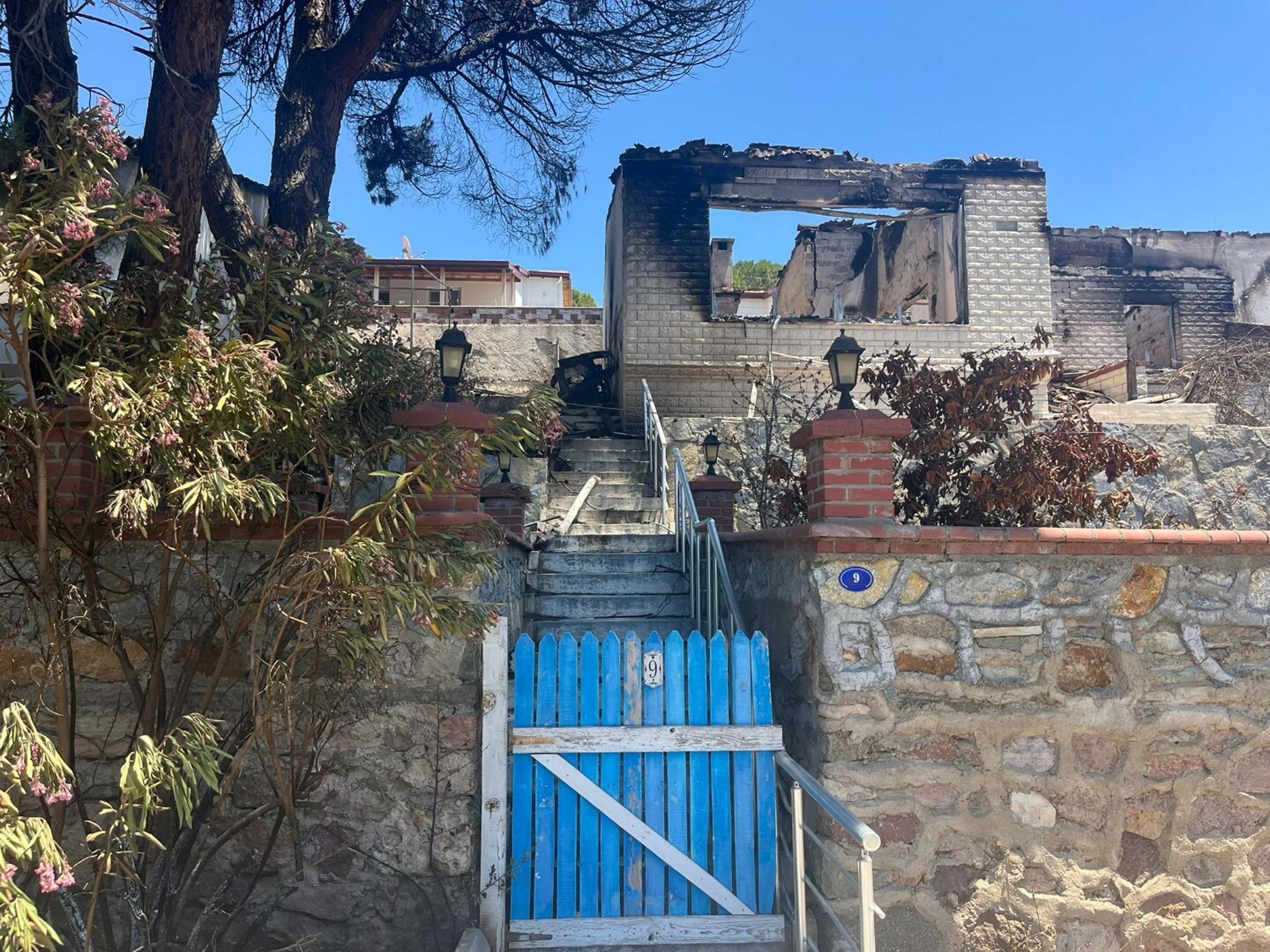İzmir'deki orman yangınında yanan alanlar ve evler havadan görüntülendi