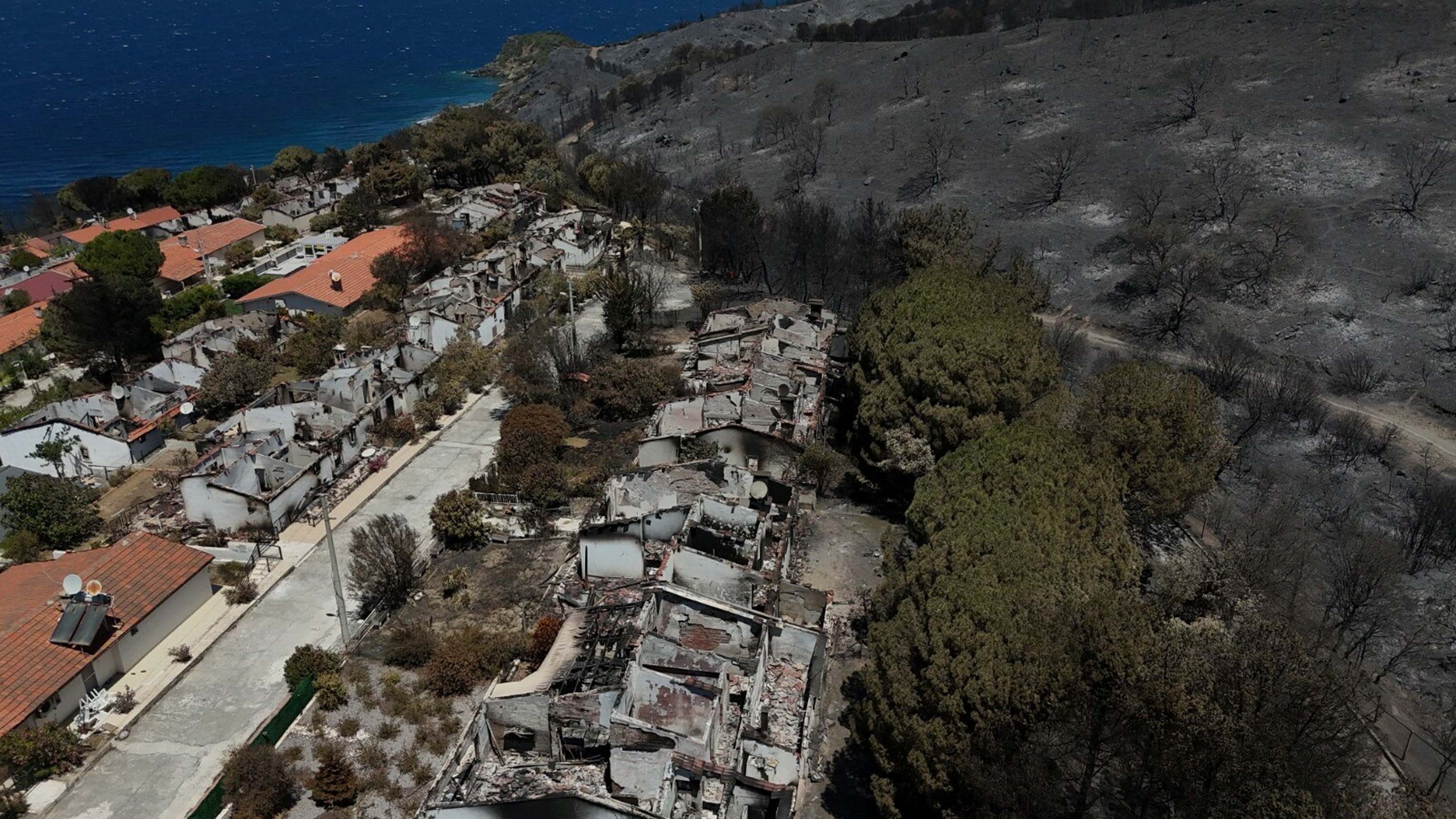 İzmir'deki orman yangınında yanan alanlar ve evler havadan görüntülendi