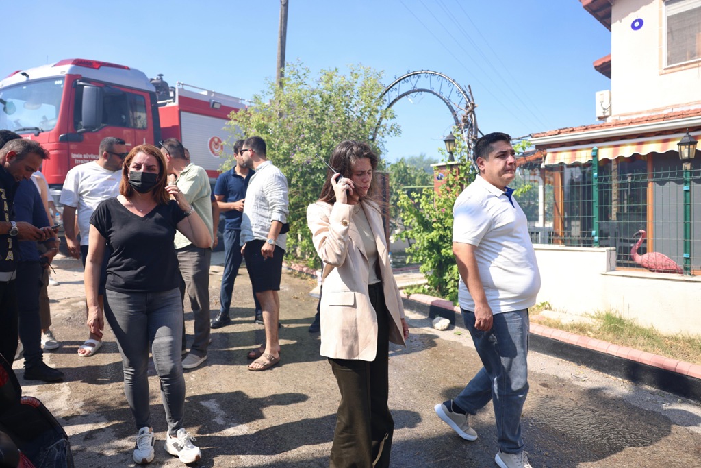 Çeşme'de yangın geceyi aydınlattı