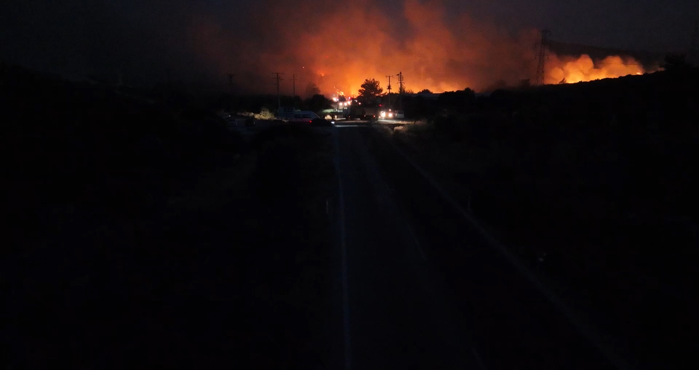 Çeşme'de yangın geceyi aydınlattı