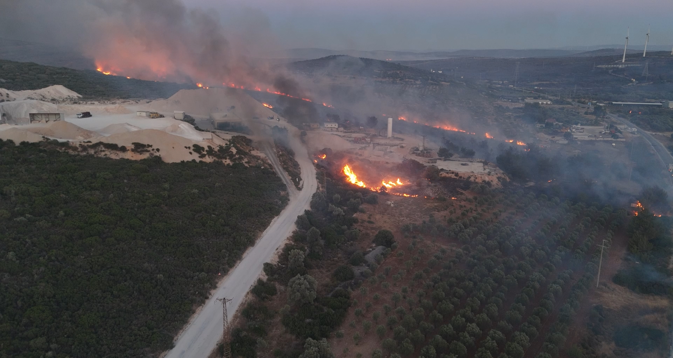 Çeşme'de yangın geceyi aydınlattı
