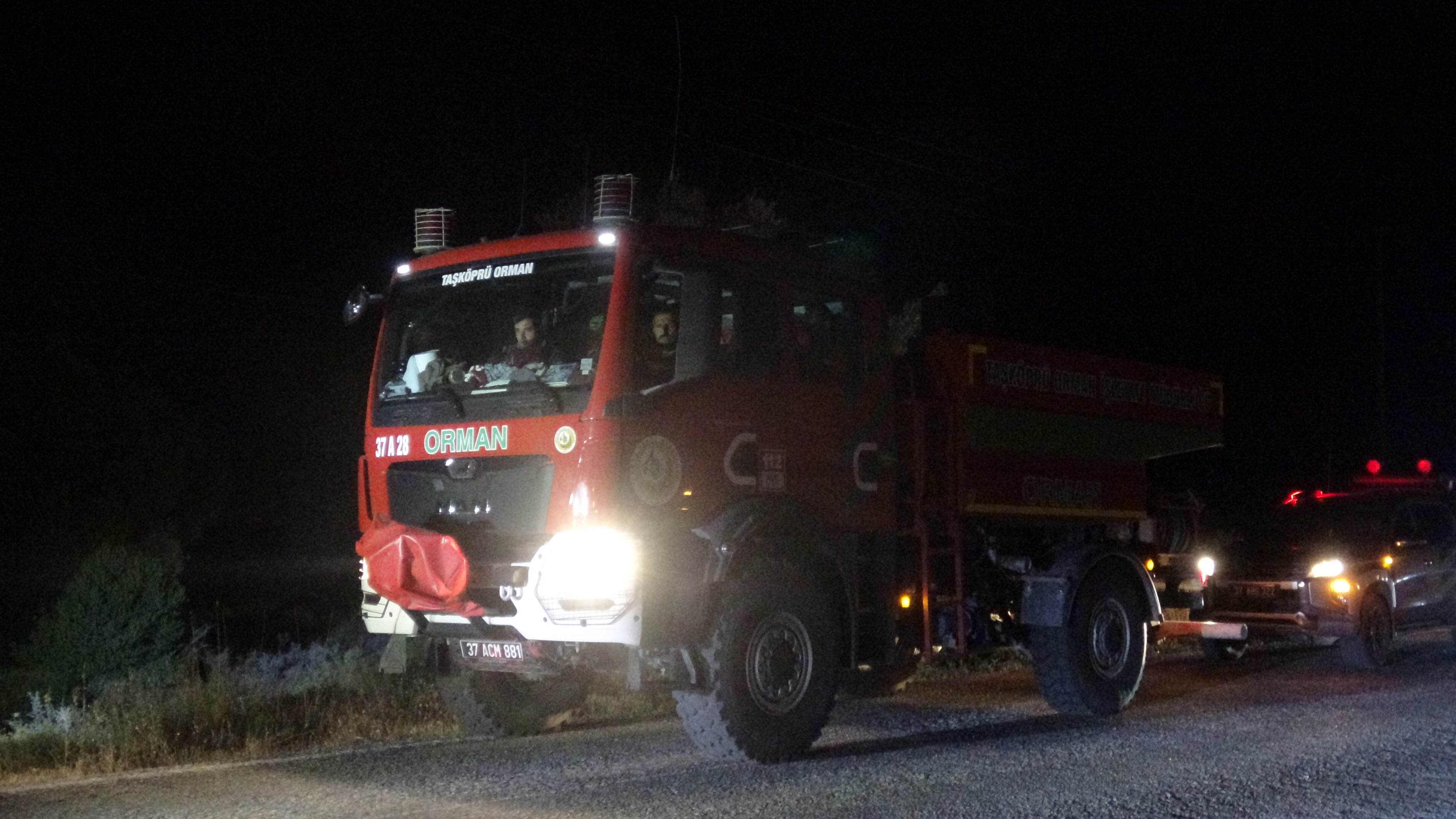 Çeşme'de yangın geceyi aydınlattı