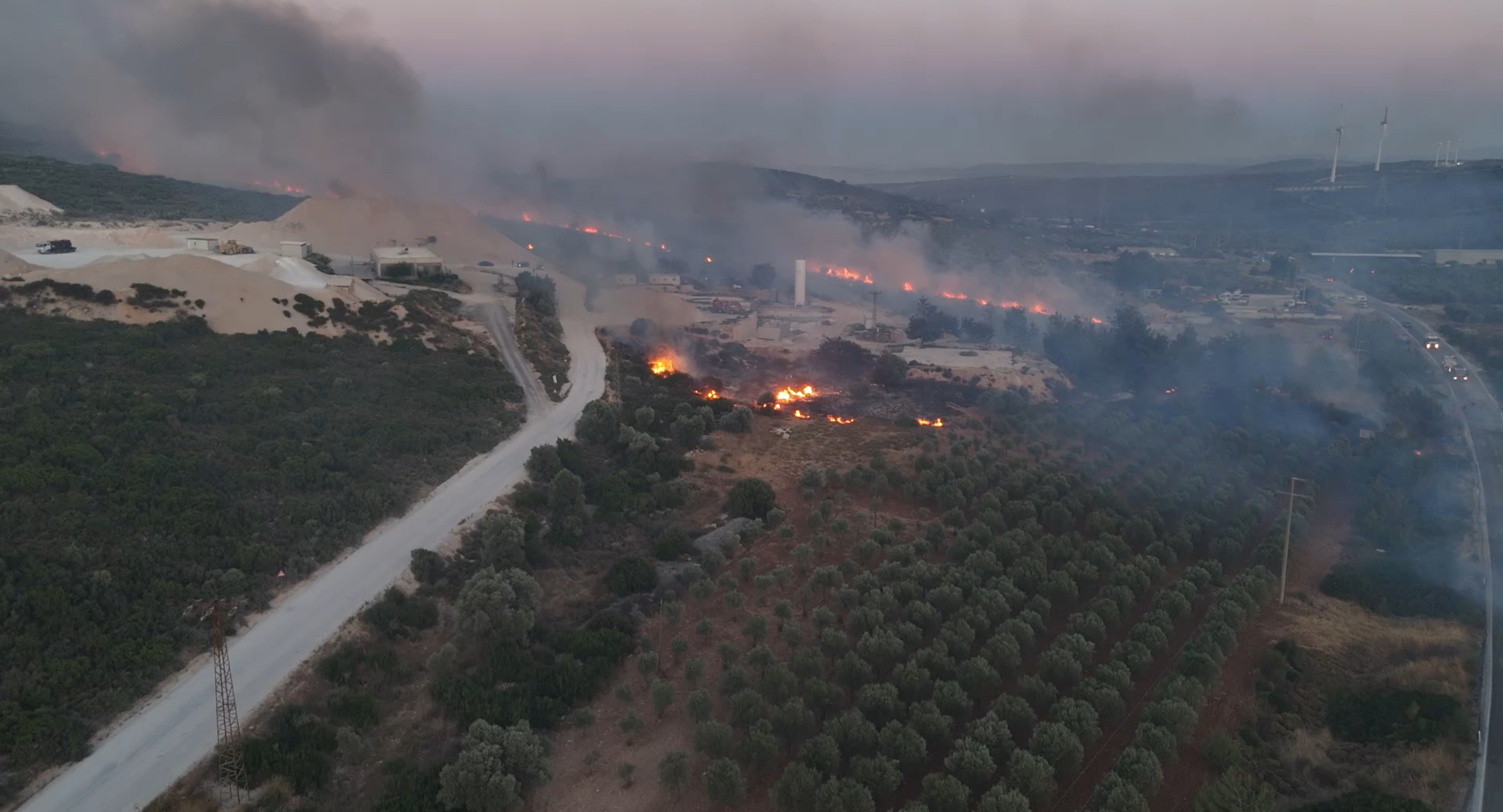 Çeşme'de yangın geceyi aydınlattı