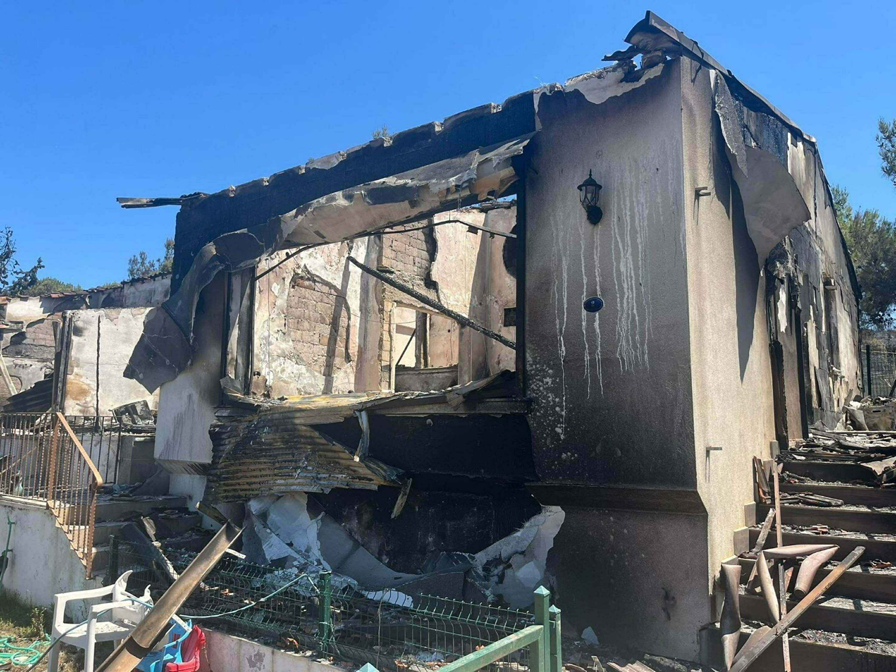 İzmir'in tatil merkezlerinden Seferihisar'da yeşil alanlar, yangın sonrası gri renge büründü