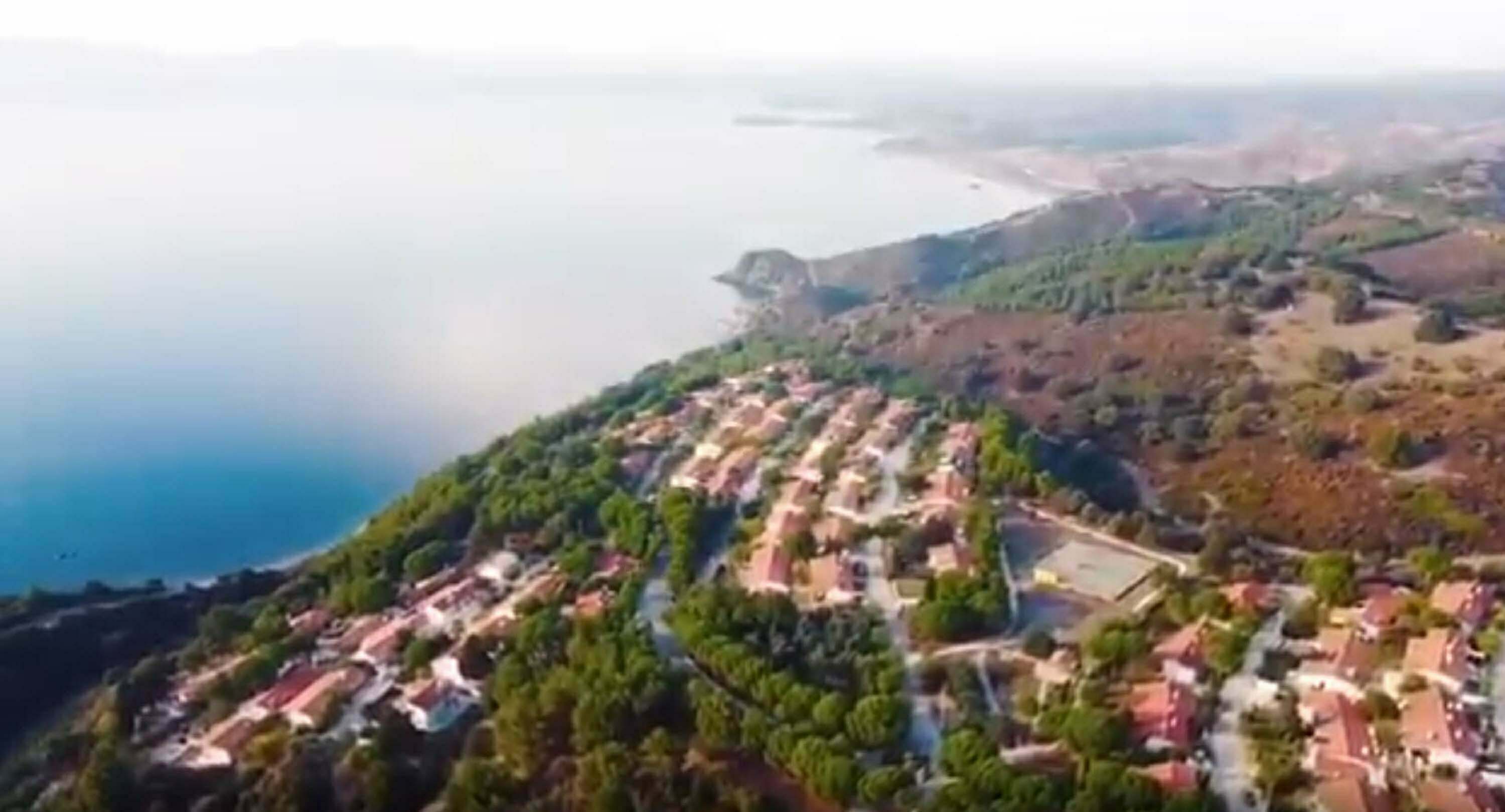 İzmir'in tatil merkezlerinden Seferihisar'da yeşil alanlar, yangın sonrası gri renge büründü
