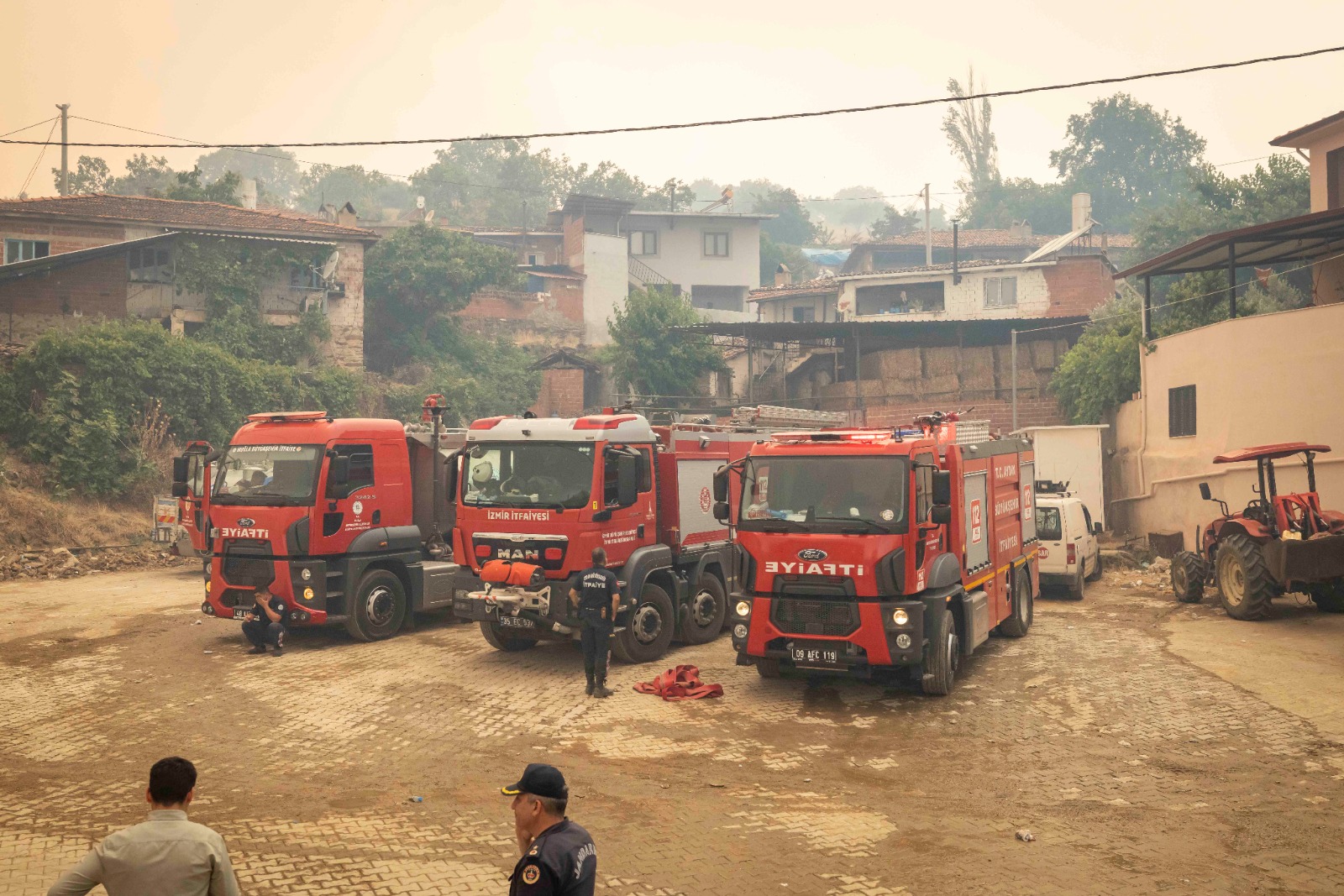 Ödemiş'te yangınla mücadele sürüyor