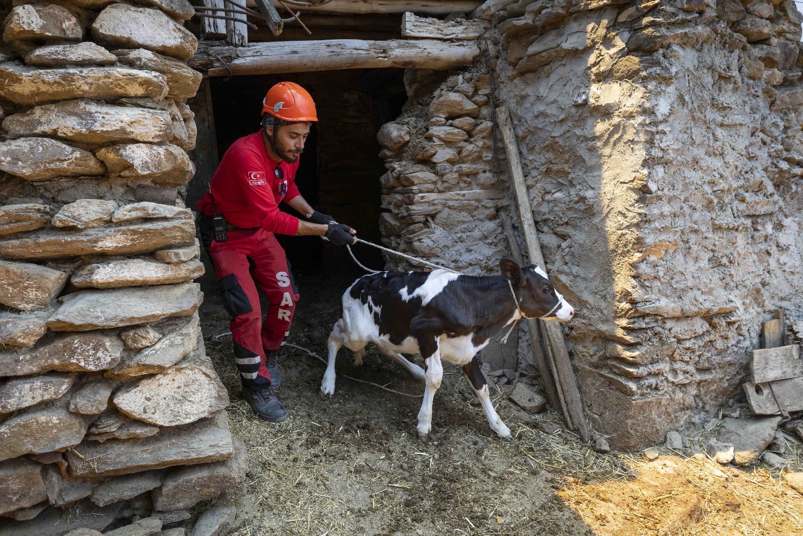 Ödemiş'te yangınla mücadele sürüyor