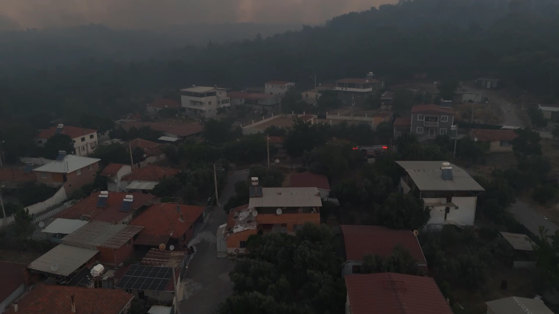 Buca'da başlayıp Gaziemir'e sıçrayan orman yangınından çarpıcı kareler