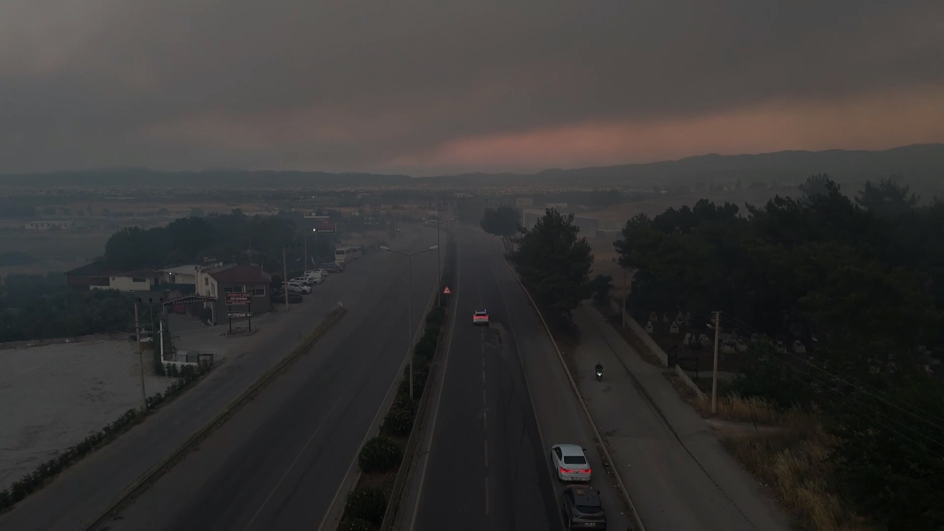Buca'da başlayıp Gaziemir'e sıçrayan orman yangınından çarpıcı kareler