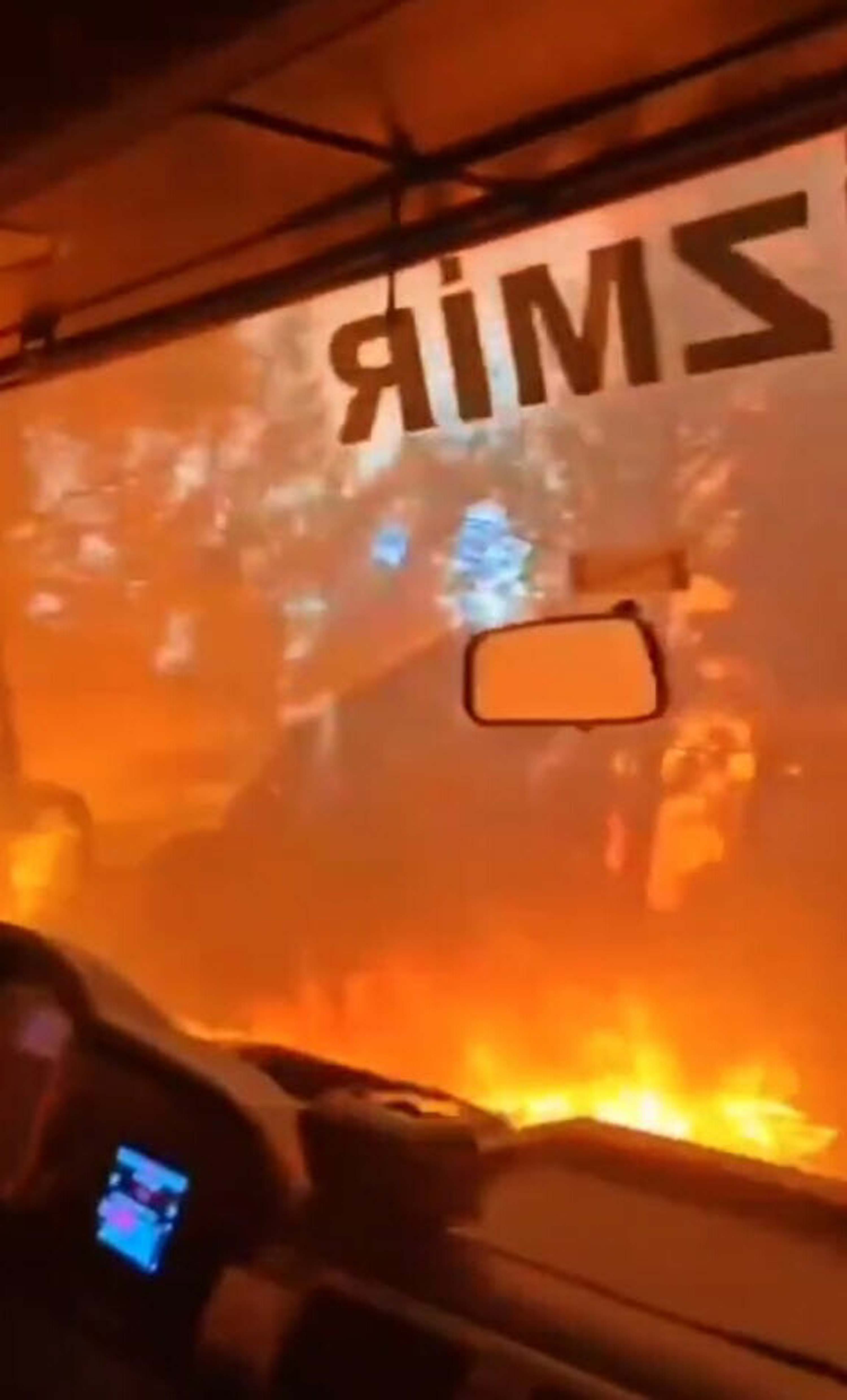Buca'daki orman yangını 2'nci gününde; ekipler alevlerin arasında kaldı