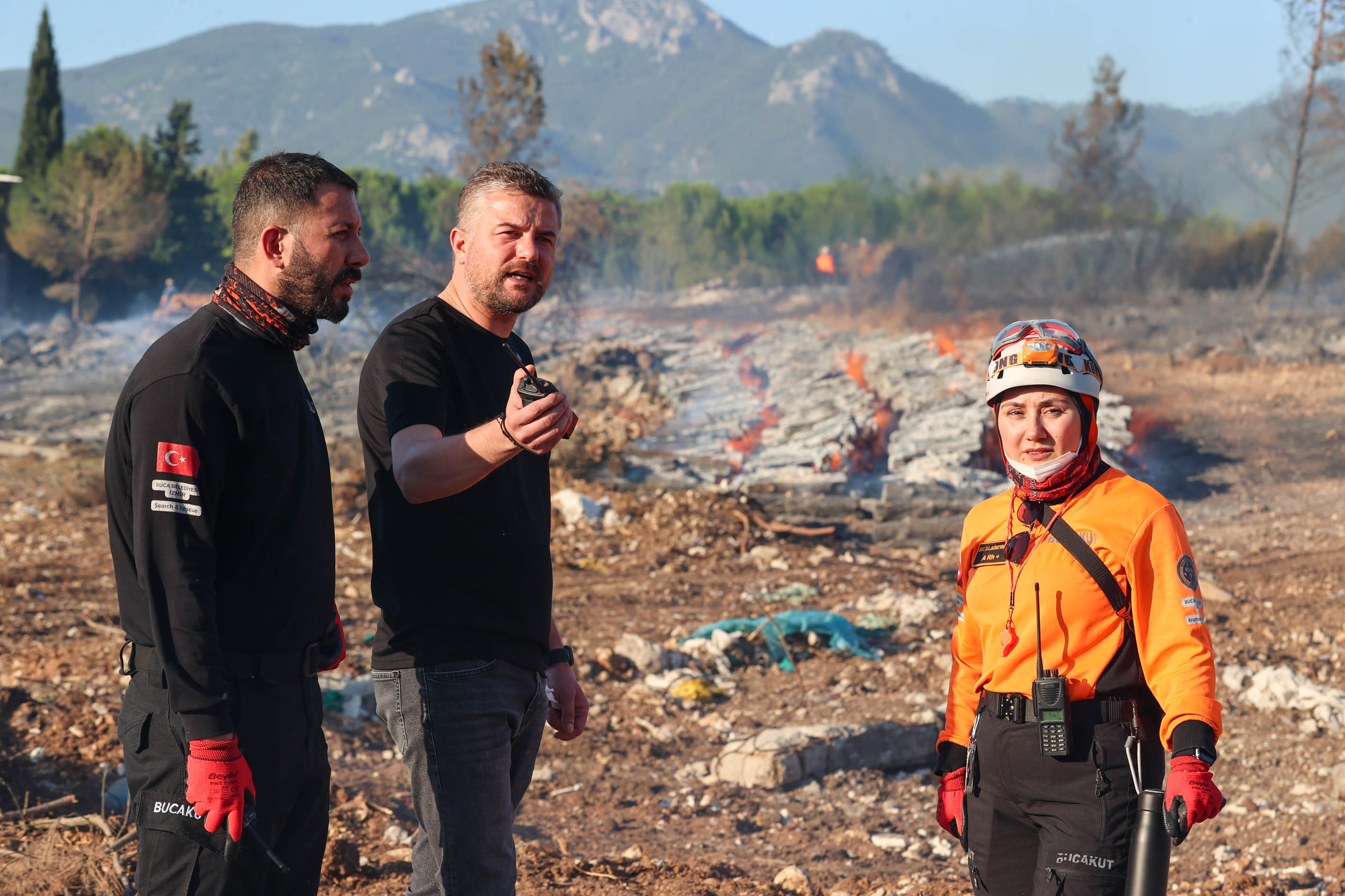 Buca'daki orman yangını 2'nci gününde; ekipler alevlerin arasında kaldı