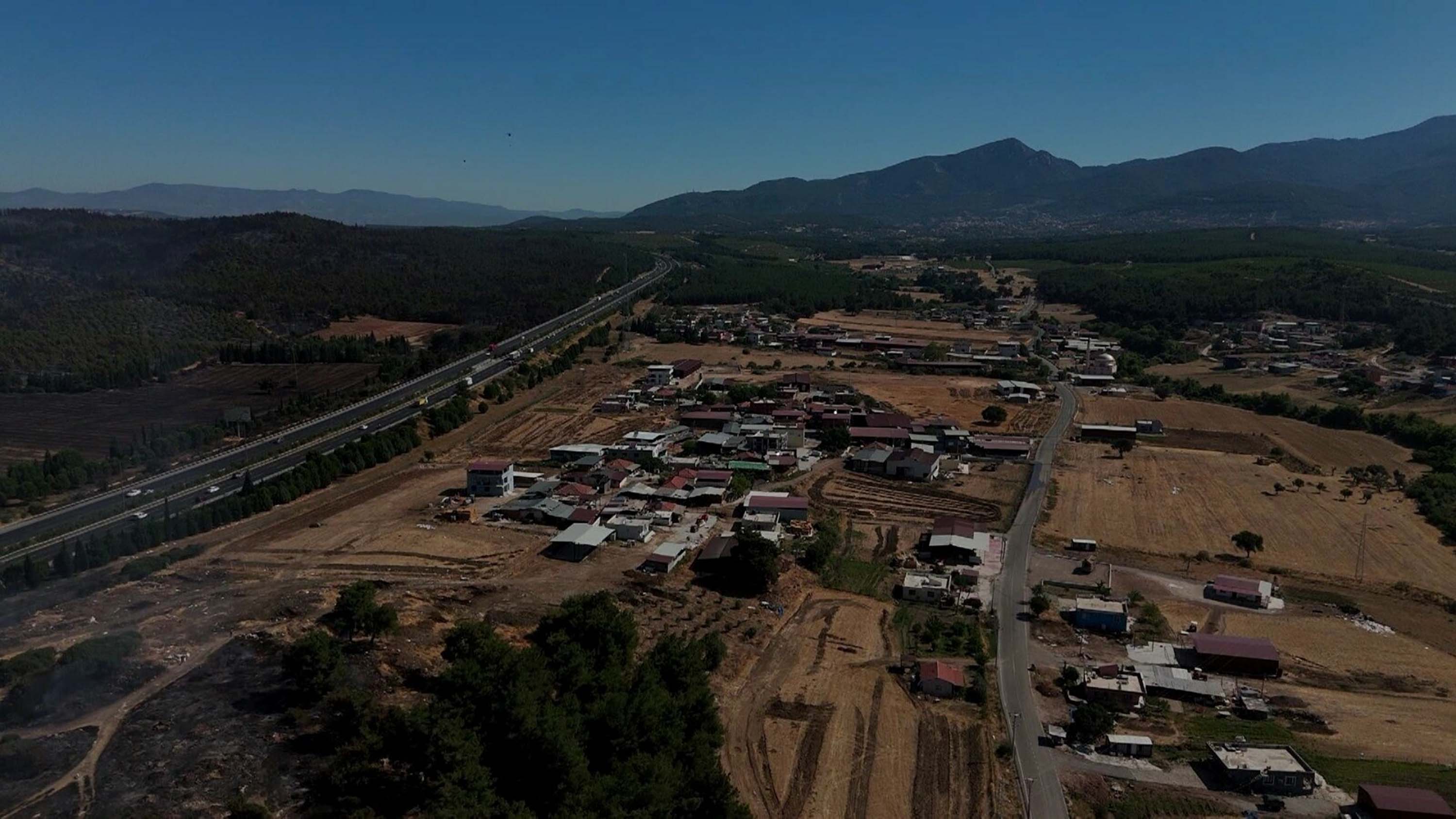 Buca'daki orman yangını 2'nci gününde; ekipler alevlerin arasında kaldı