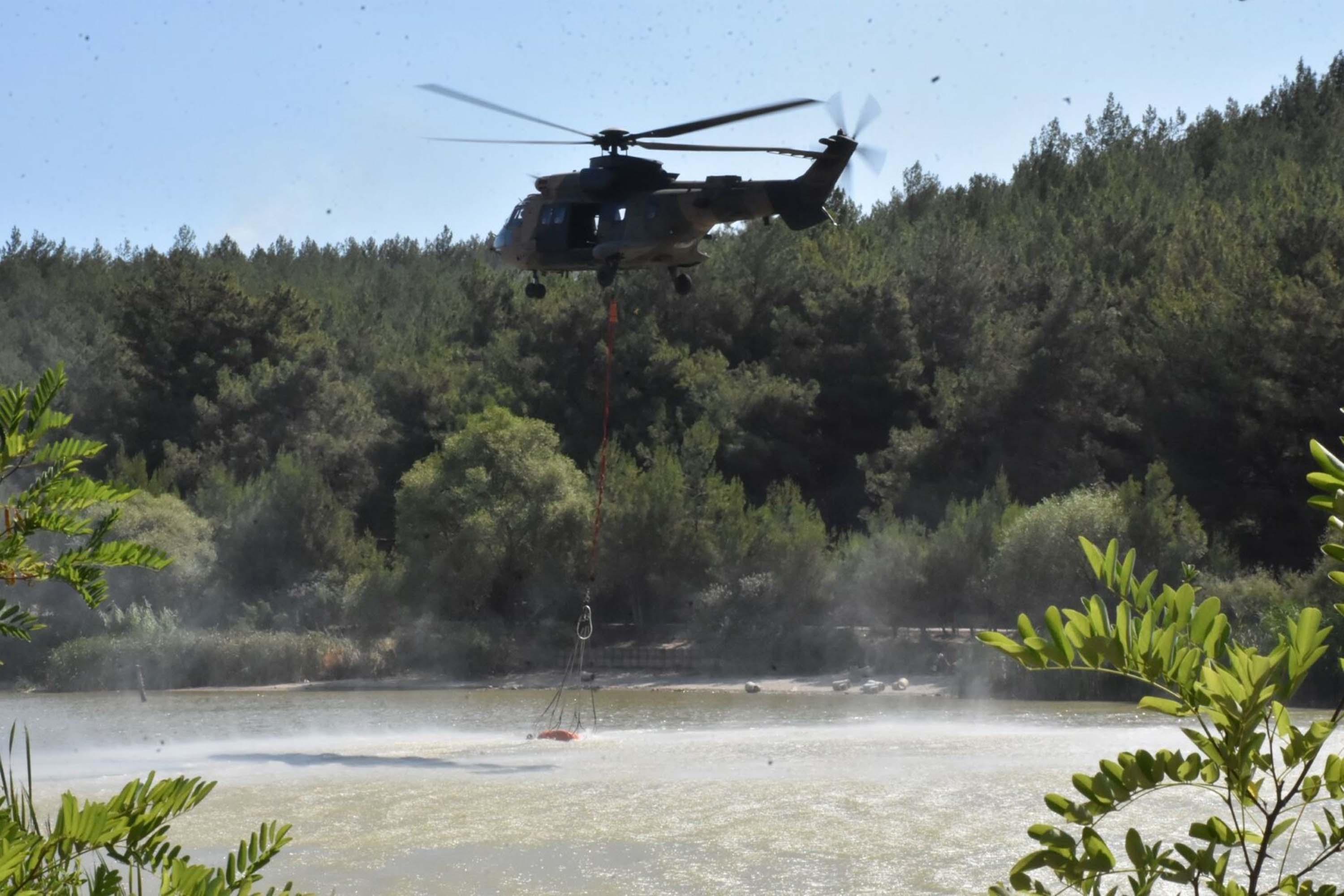 Buca'daki orman yangını 2'nci gününde; ekipler alevlerin arasında kaldı