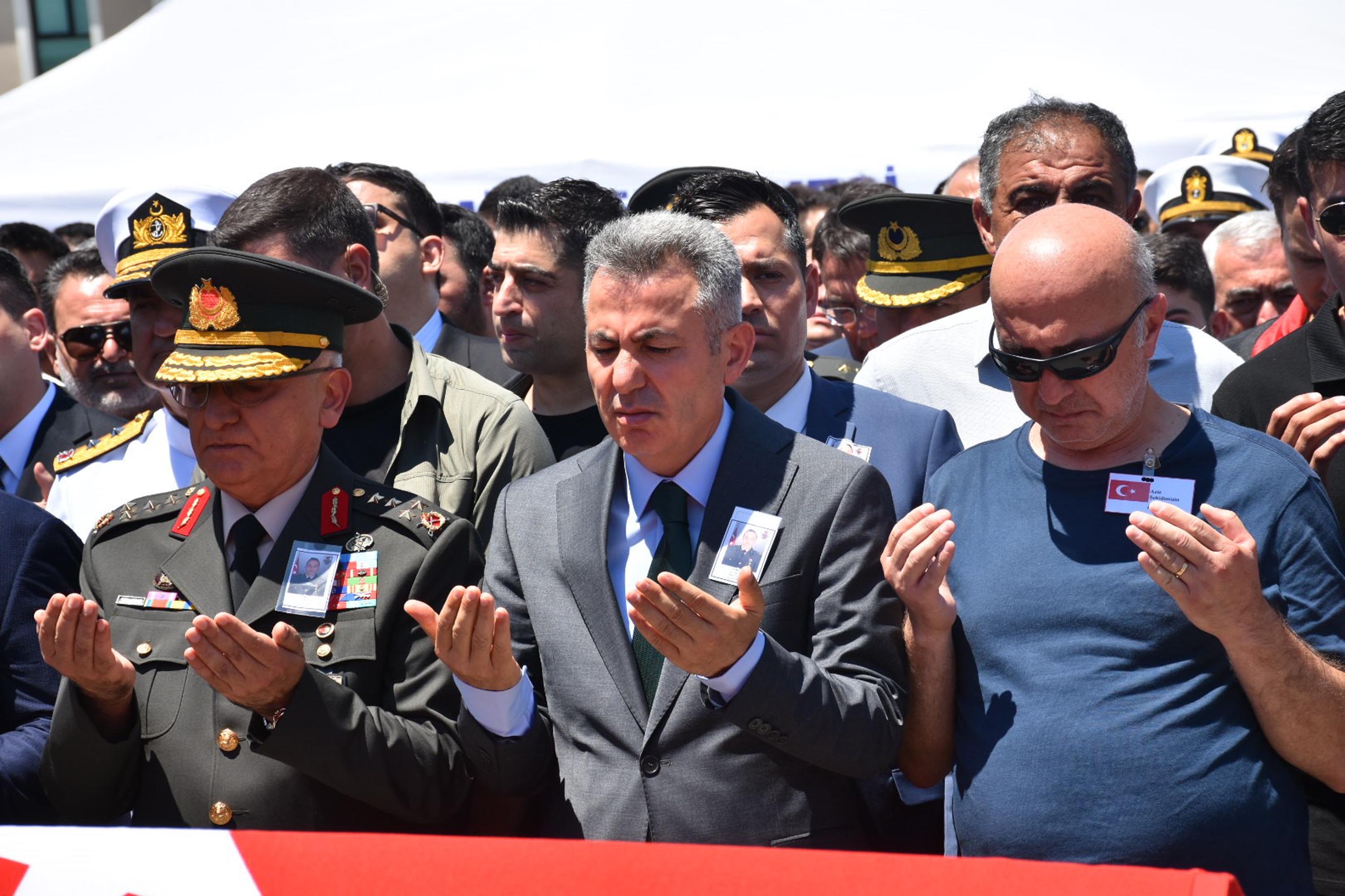 Şehit üsteğmeni son yolculuğuna ailesi, asker selamıyla uğurladı