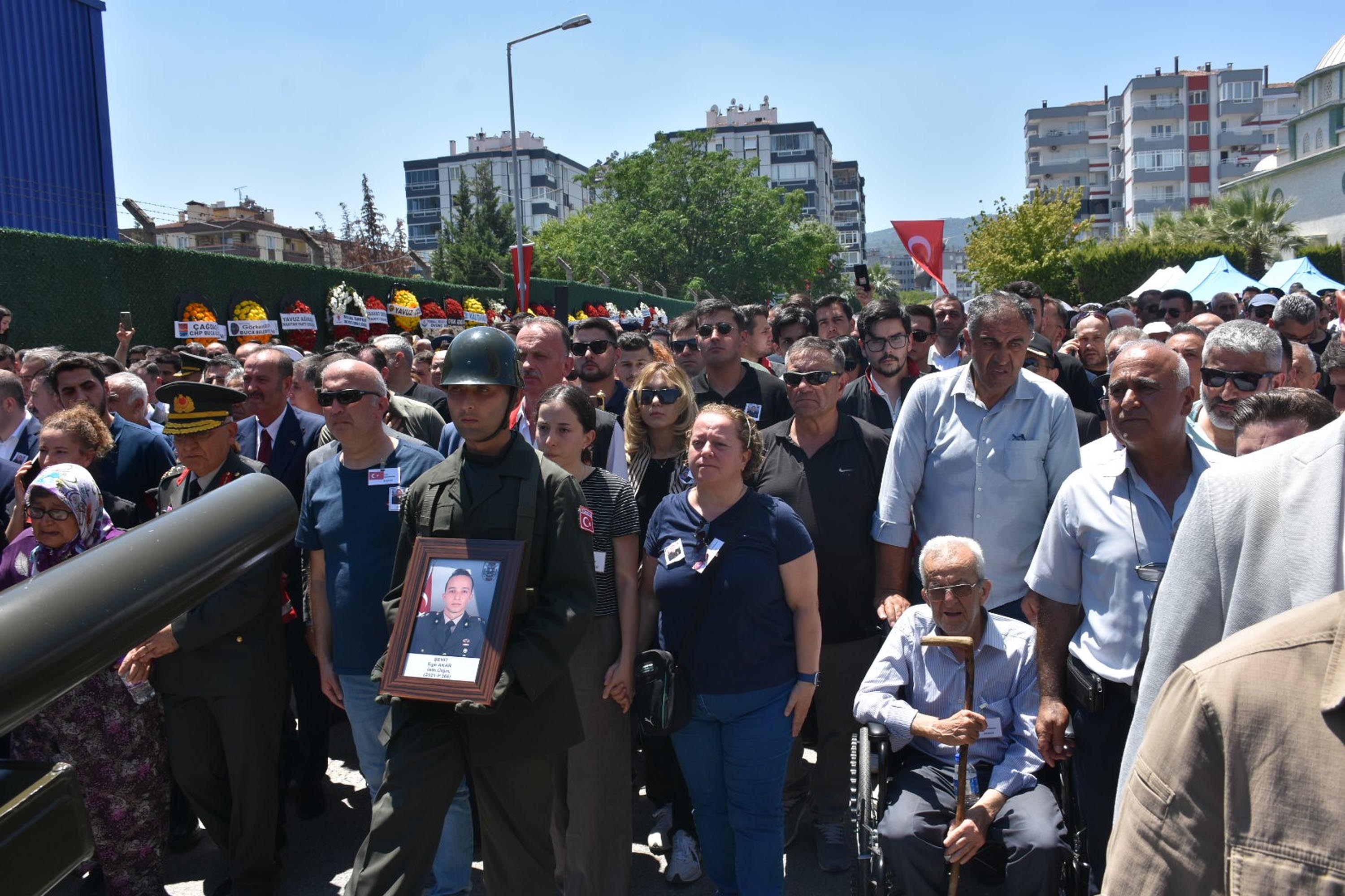 Şehit üsteğmeni son yolculuğuna ailesi, asker selamıyla uğurladı