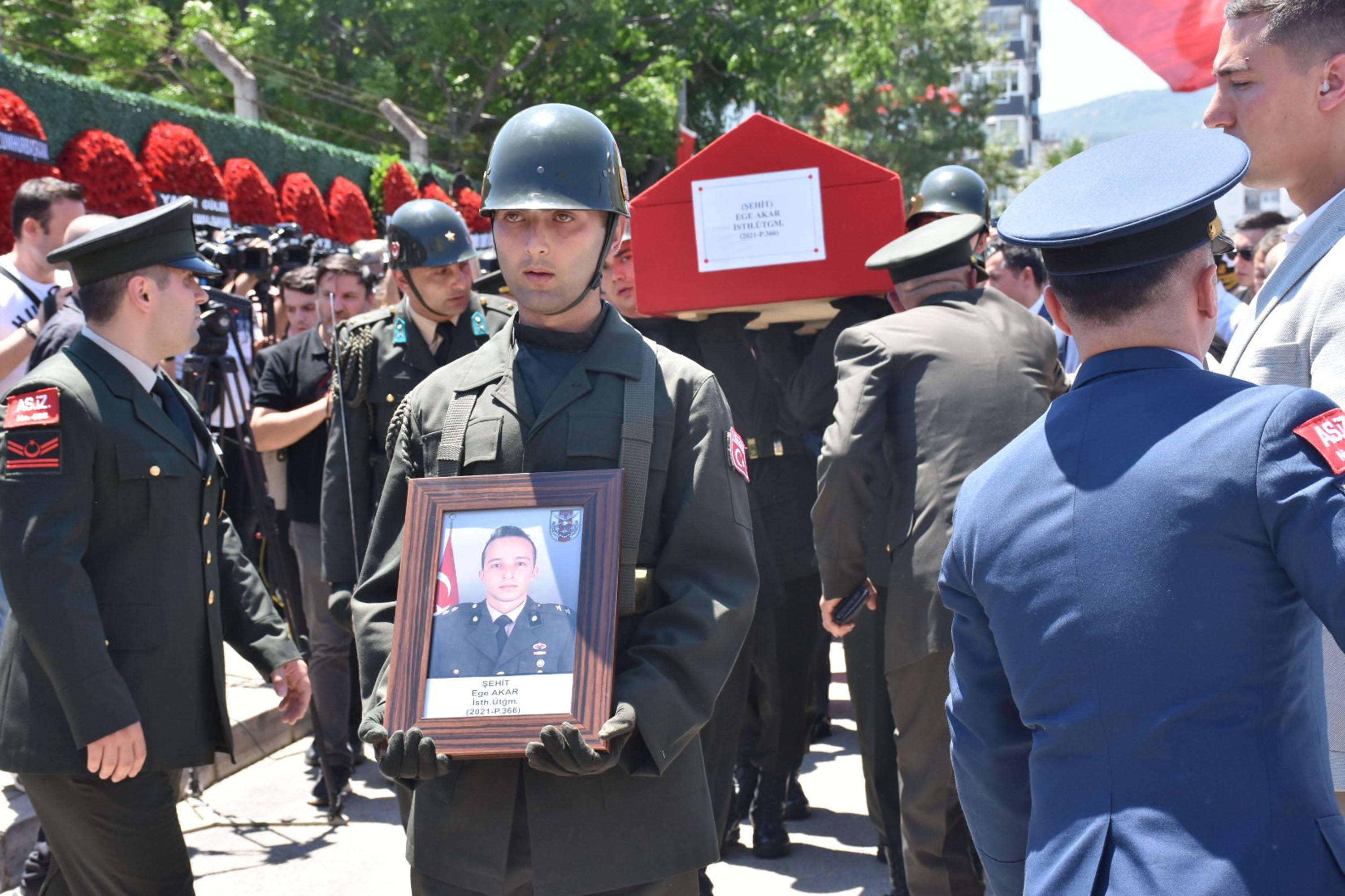 Şehit üsteğmeni son yolculuğuna ailesi, asker selamıyla uğurladı