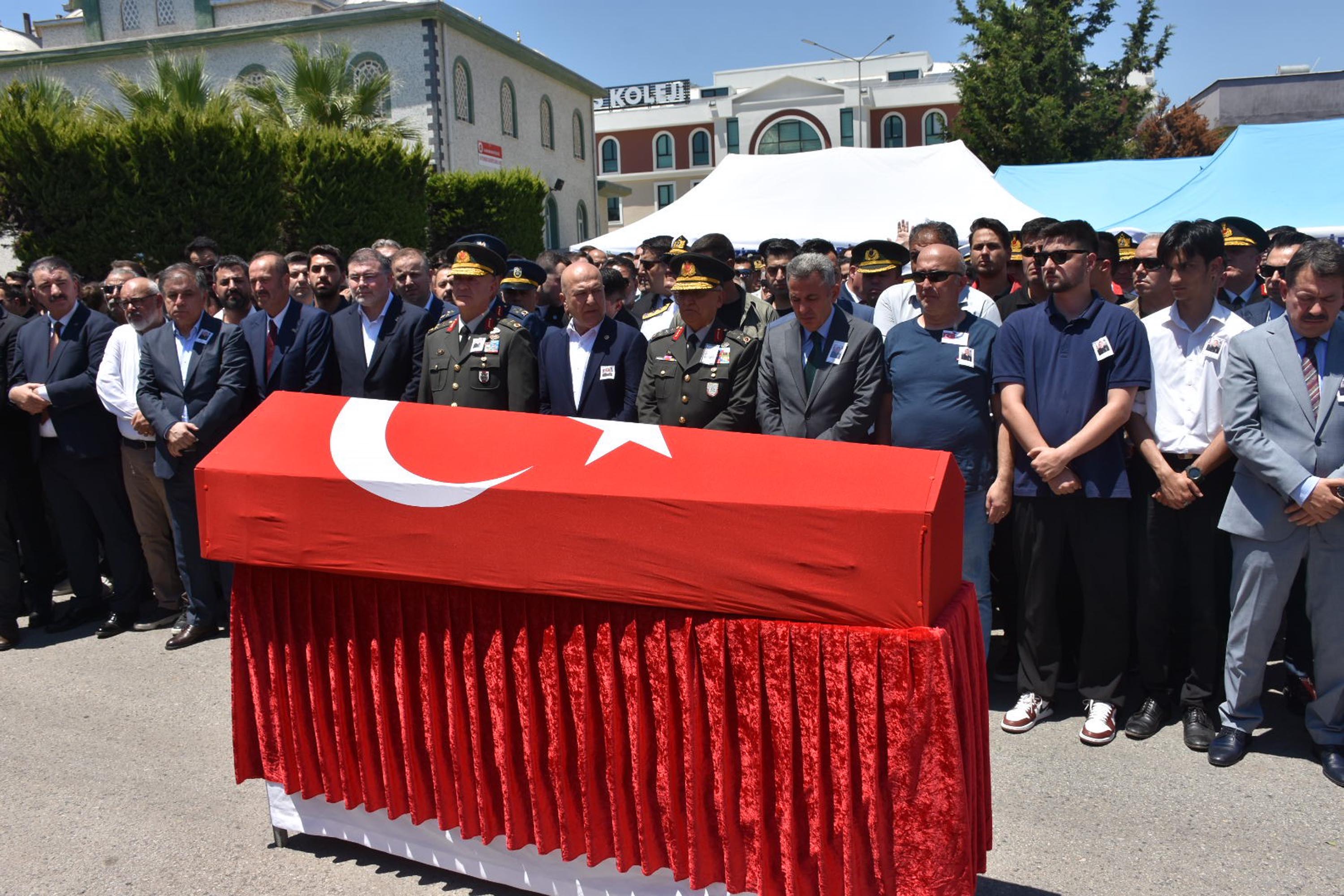 Şehit üsteğmeni son yolculuğuna ailesi, asker selamıyla uğurladı