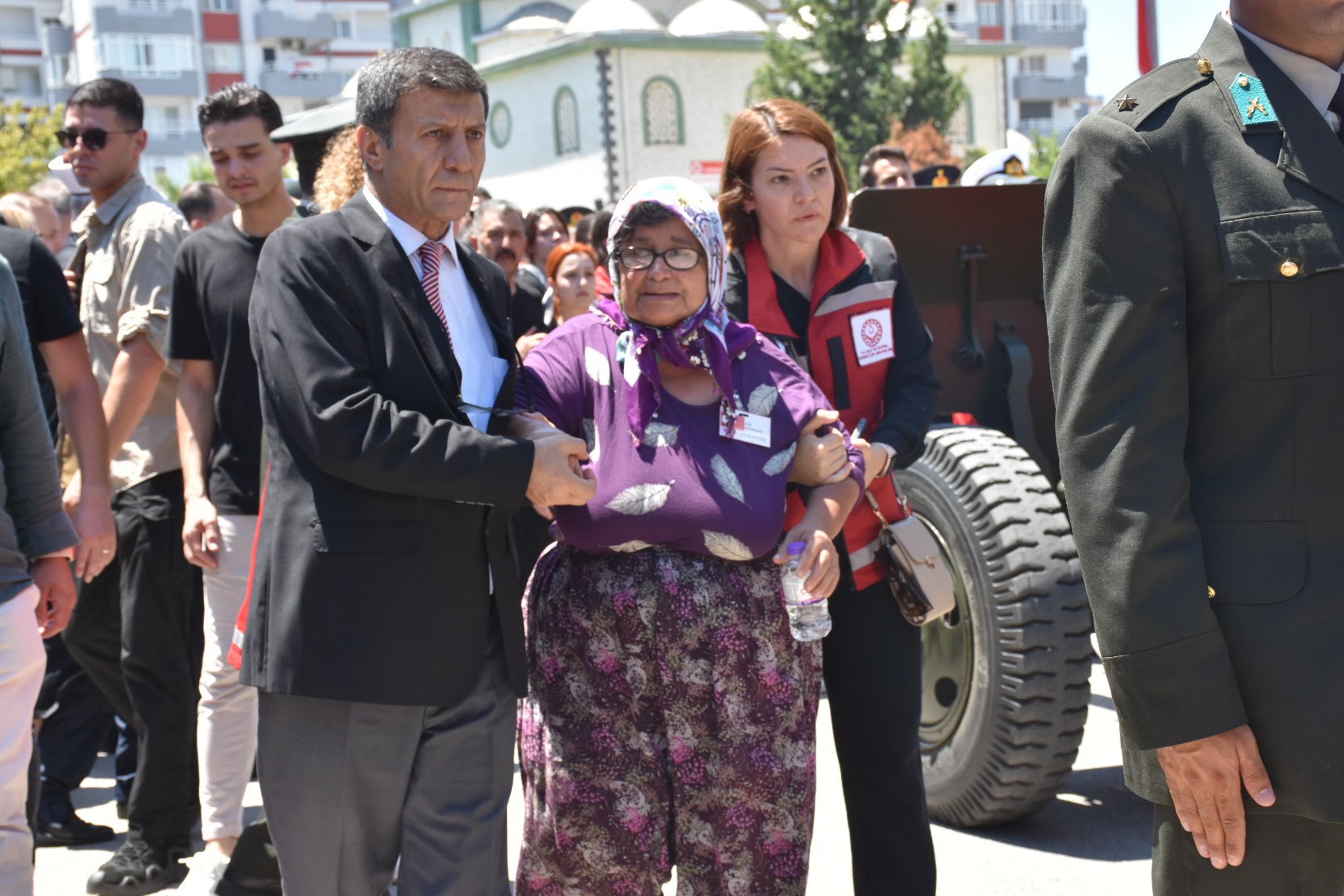 Şehit üsteğmeni son yolculuğuna ailesi, asker selamıyla uğurladı