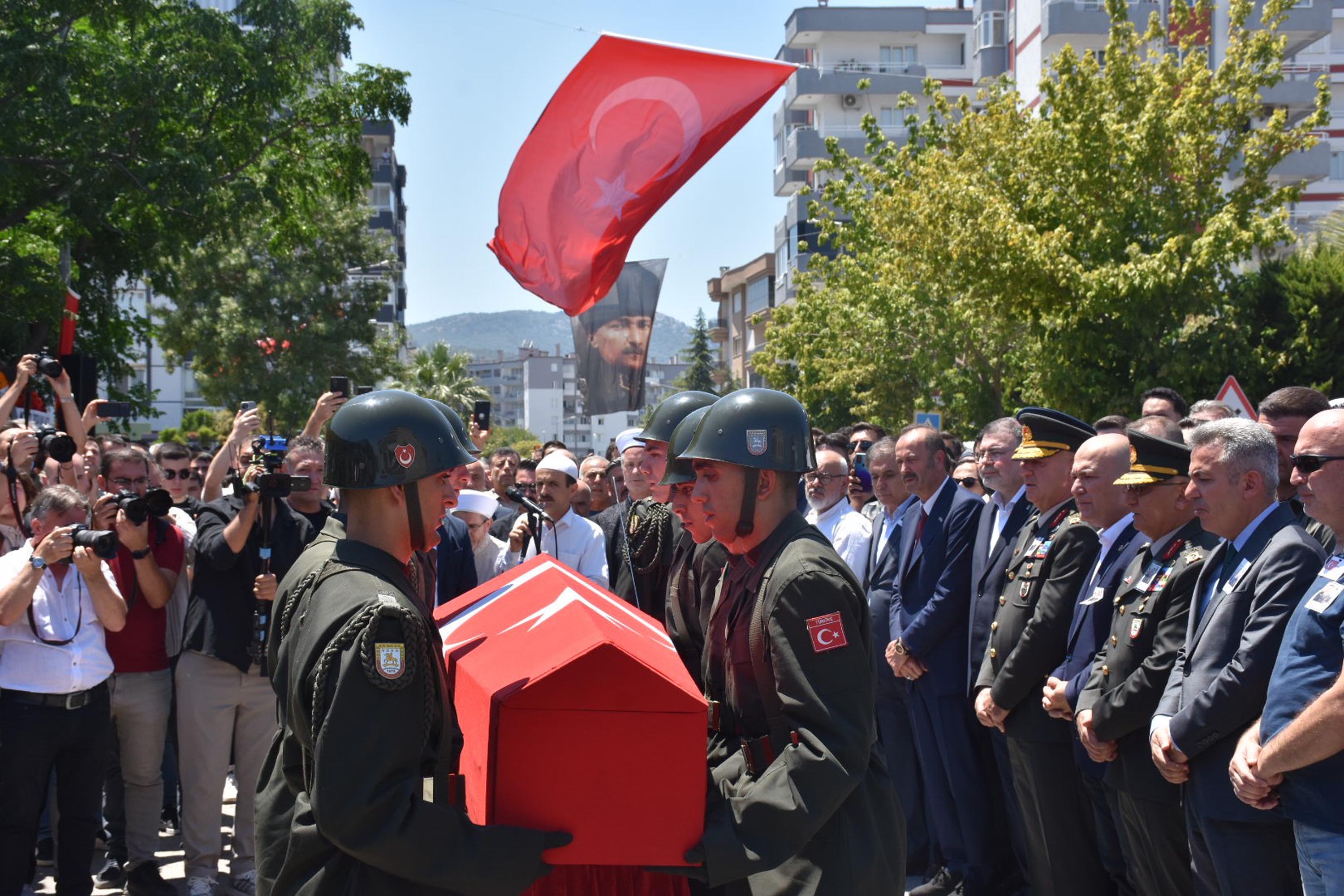 Şehit üsteğmeni son yolculuğuna ailesi, asker selamıyla uğurladı
