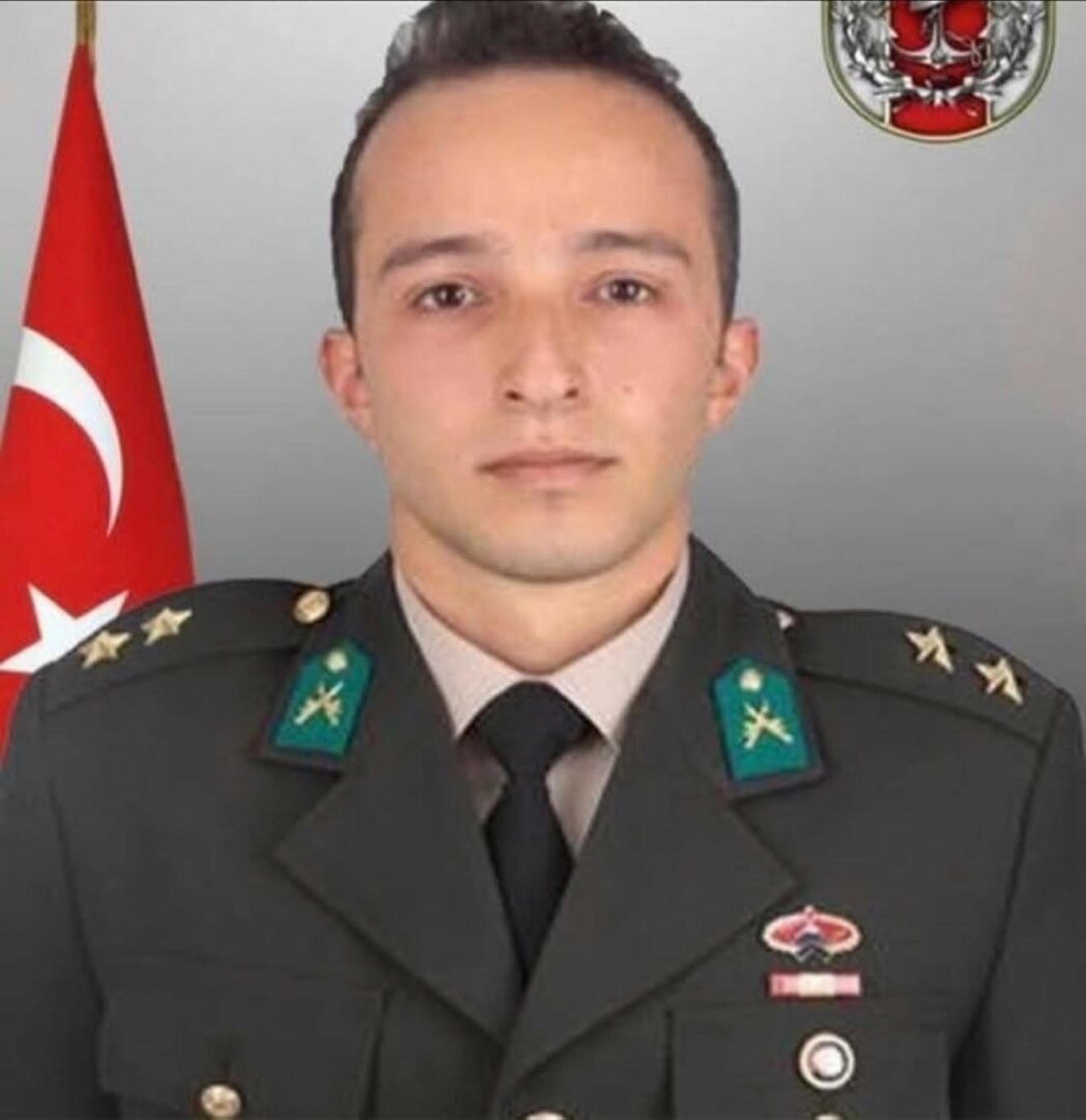 Şehit üsteğmeni son yolculuğuna ailesi, asker selamıyla uğurladı