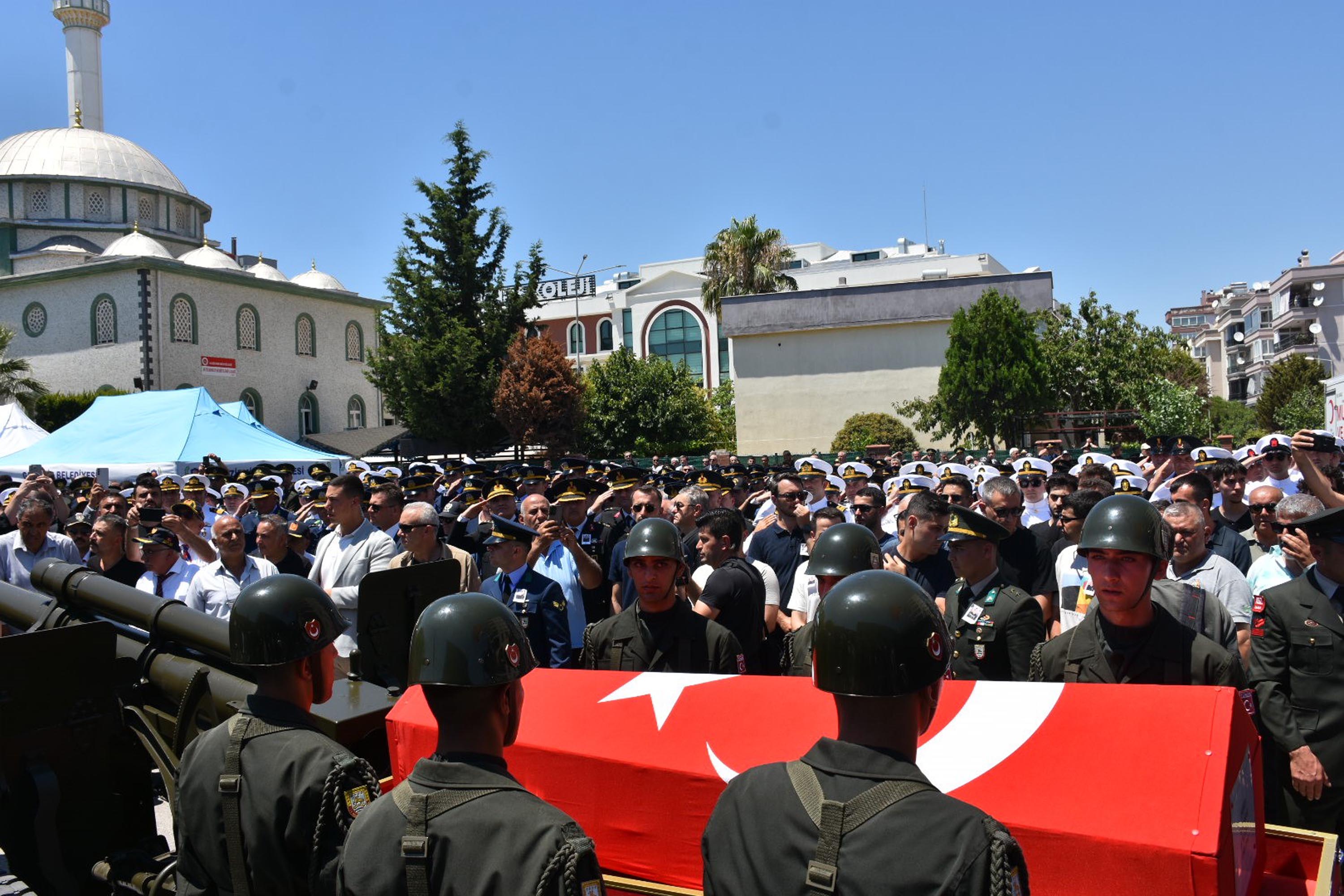 Şehit üsteğmeni son yolculuğuna ailesi, asker selamıyla uğurladı