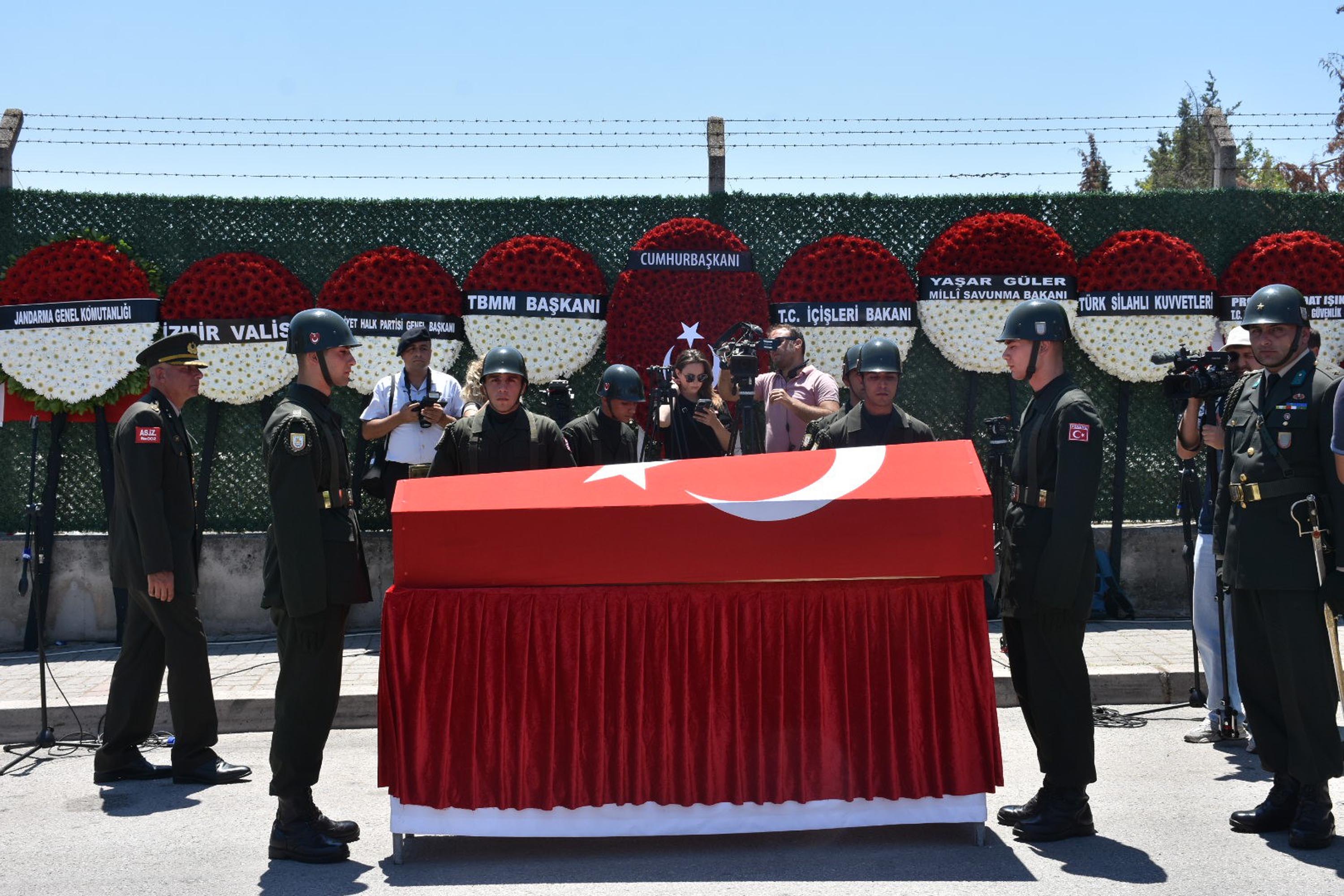 Şehit üsteğmeni son yolculuğuna ailesi, asker selamıyla uğurladı