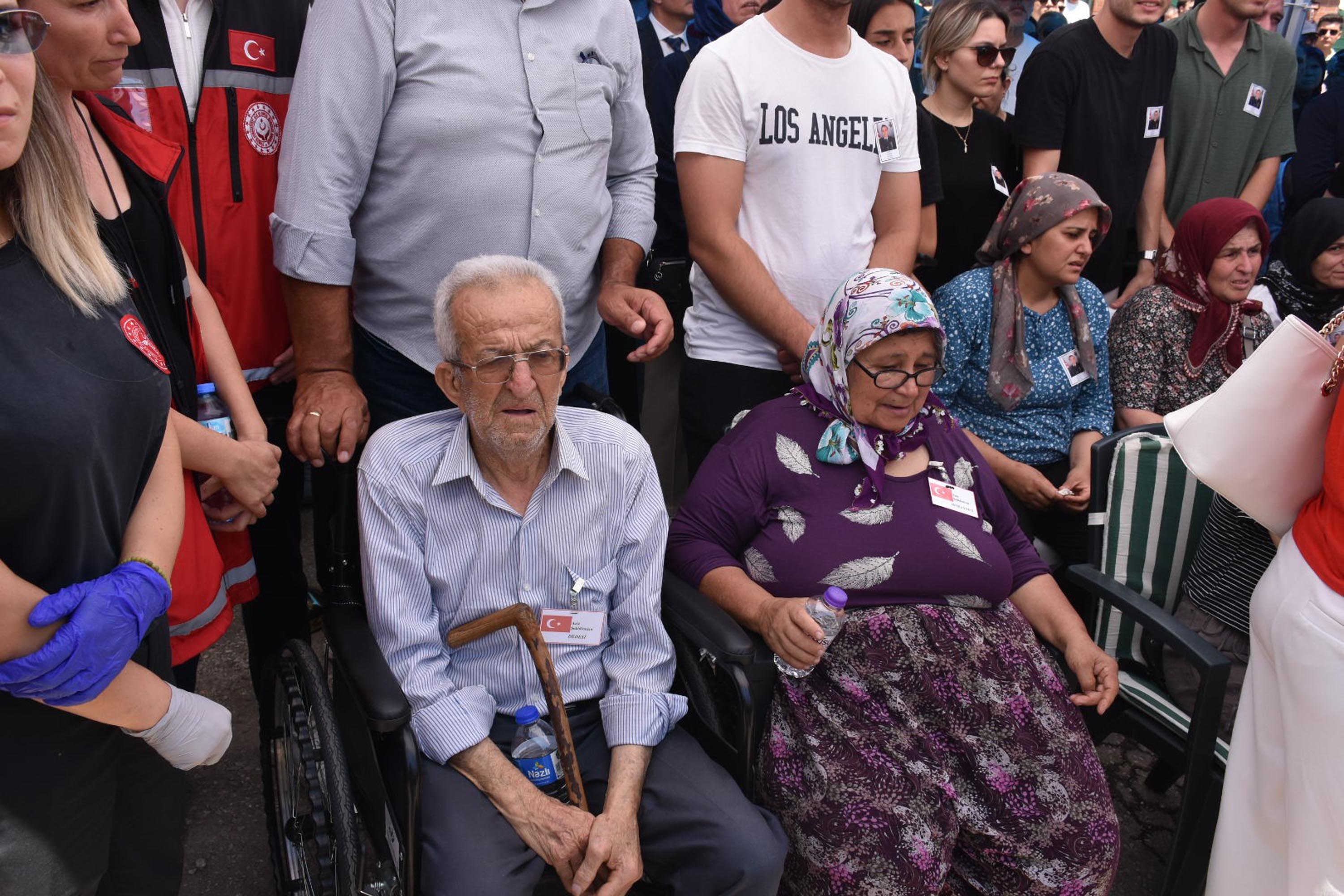 Şehit üsteğmeni son yolculuğuna ailesi, asker selamıyla uğurladı