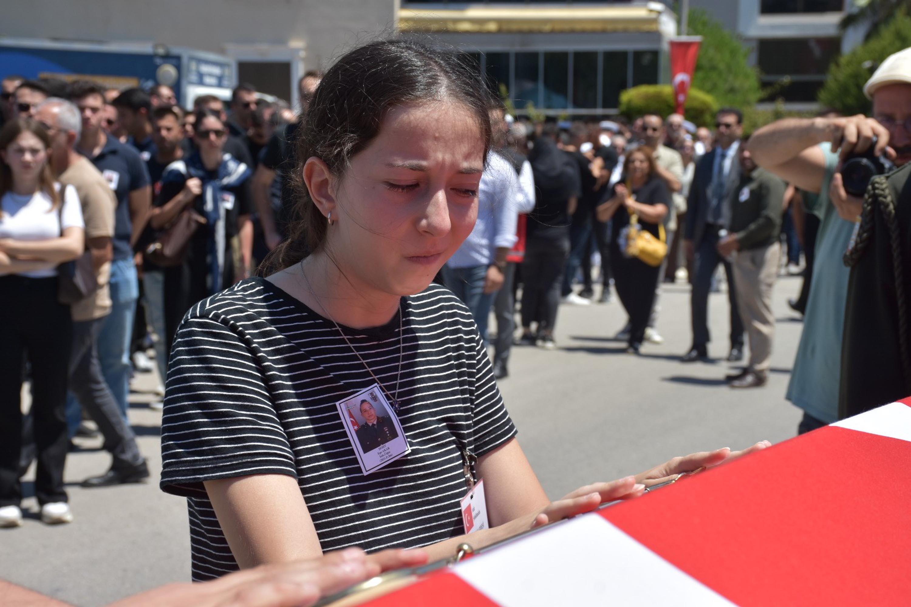 Şehit üsteğmeni son yolculuğuna ailesi, asker selamıyla uğurladı