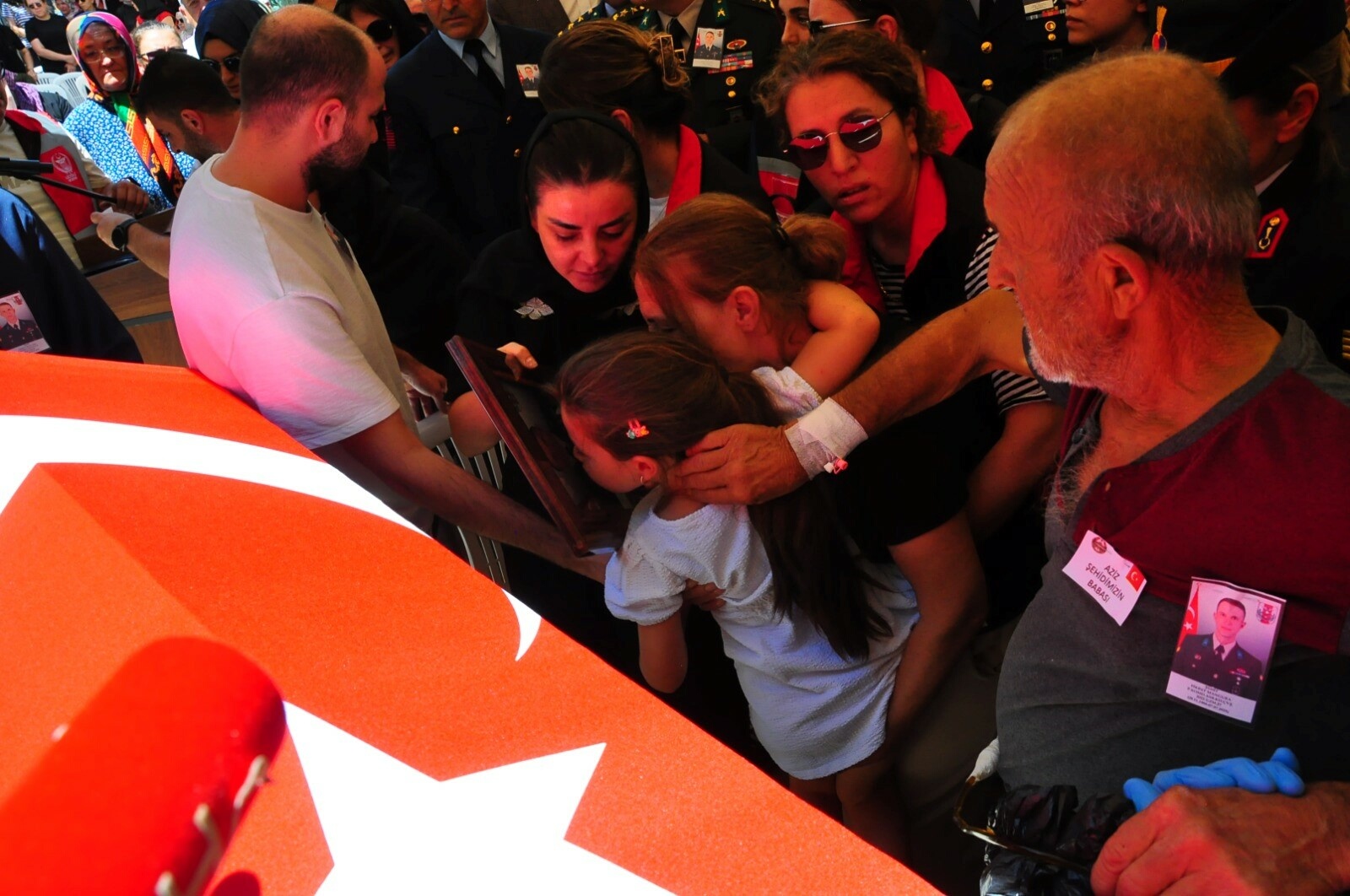 Manisalı şehit astsubay için tören; Deniz Ece babasının beresini taktı