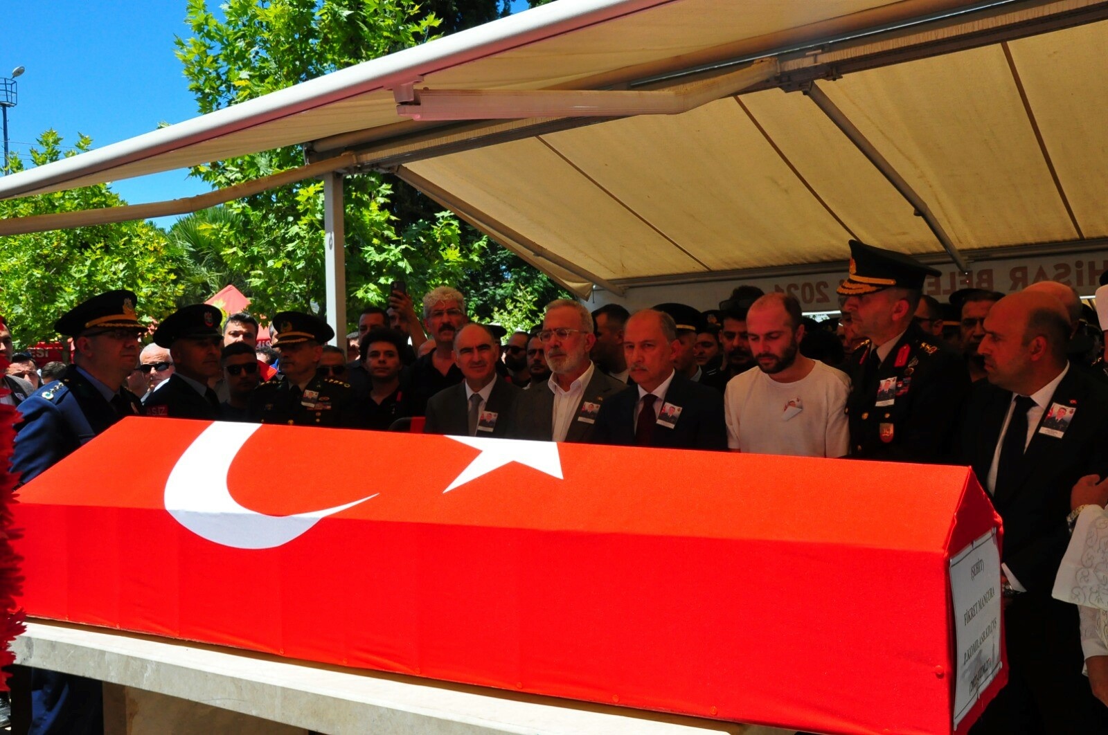 Manisalı şehit astsubay için tören; Deniz Ece babasının beresini taktı
