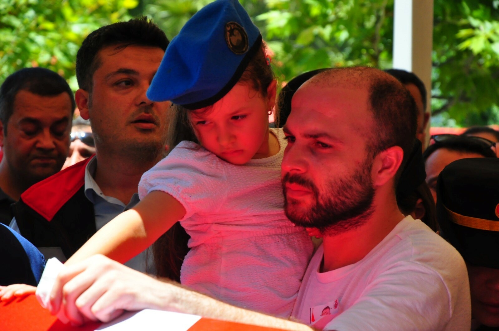 Manisalı şehit astsubay için tören; Deniz Ece babasının beresini taktı