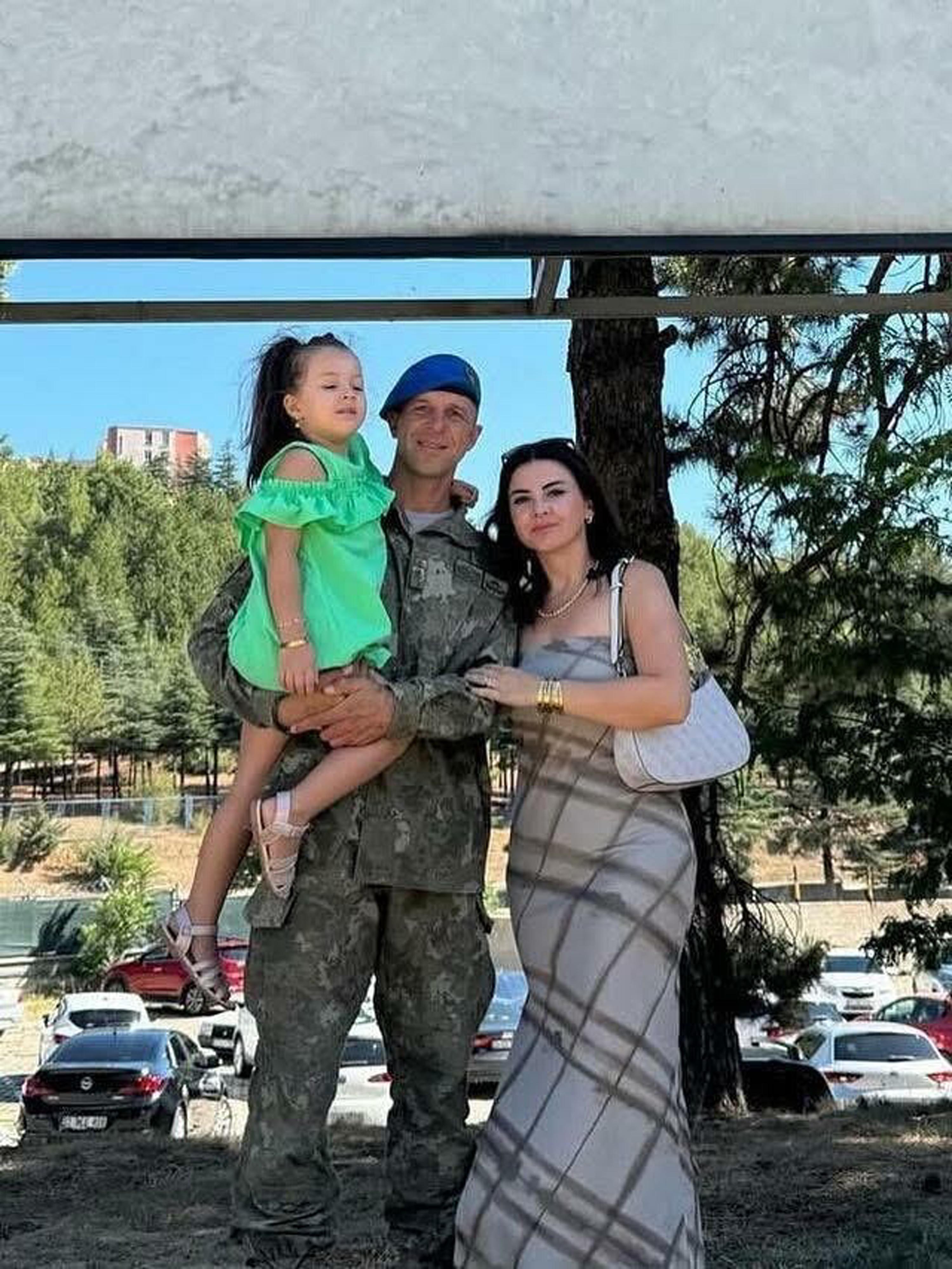 Manisalı şehit astsubay için tören; Deniz Ece babasının beresini taktı