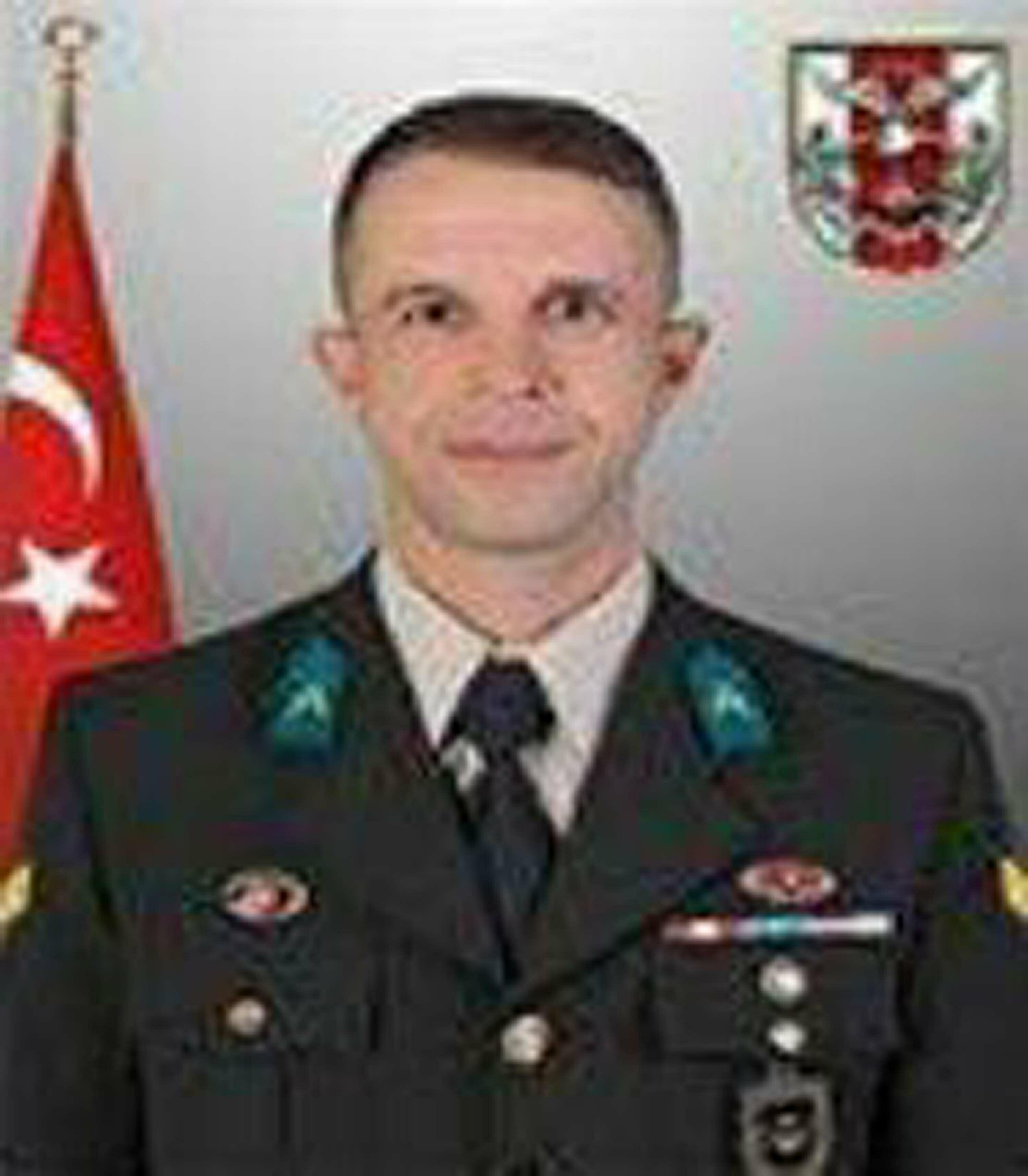 Manisalı şehit astsubay için tören; Deniz Ece babasının beresini taktı