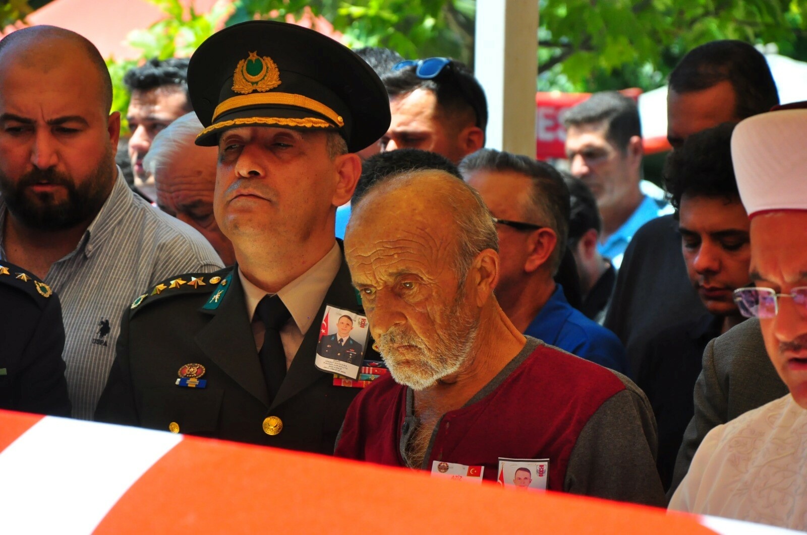 Manisalı şehit astsubay için tören; Deniz Ece babasının beresini taktı