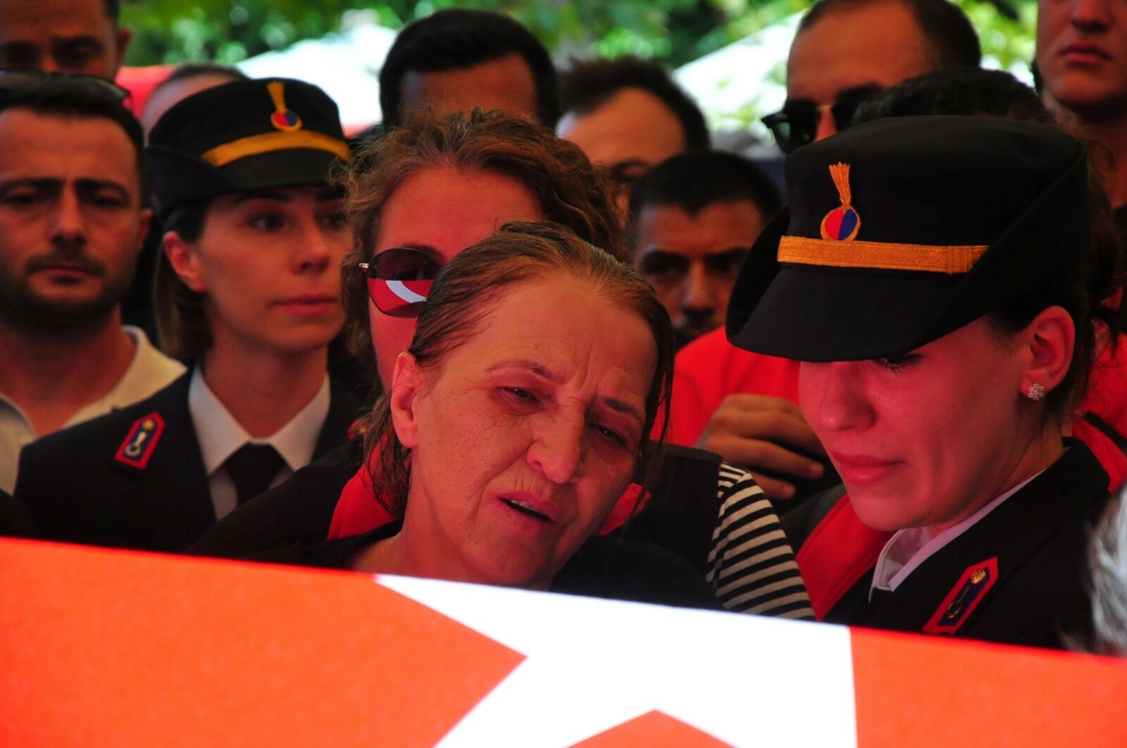 Manisalı şehit astsubay için tören; Deniz Ece babasının beresini taktı