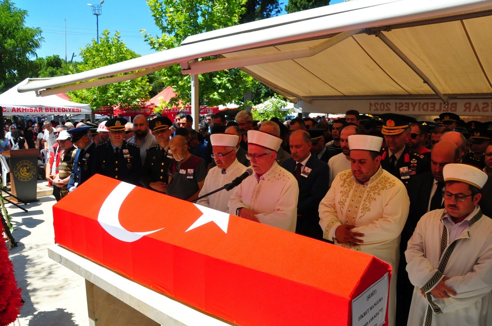 Manisalı şehit astsubay için tören; Deniz Ece babasının beresini taktı