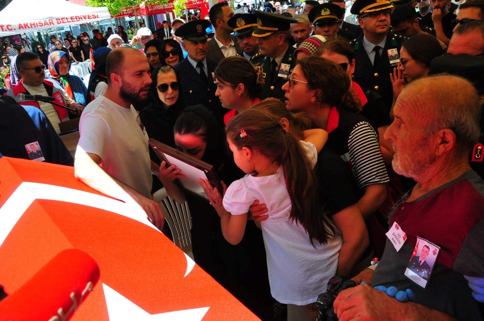 Manisalı şehit astsubay için tören; Deniz Ece babasının beresini taktı