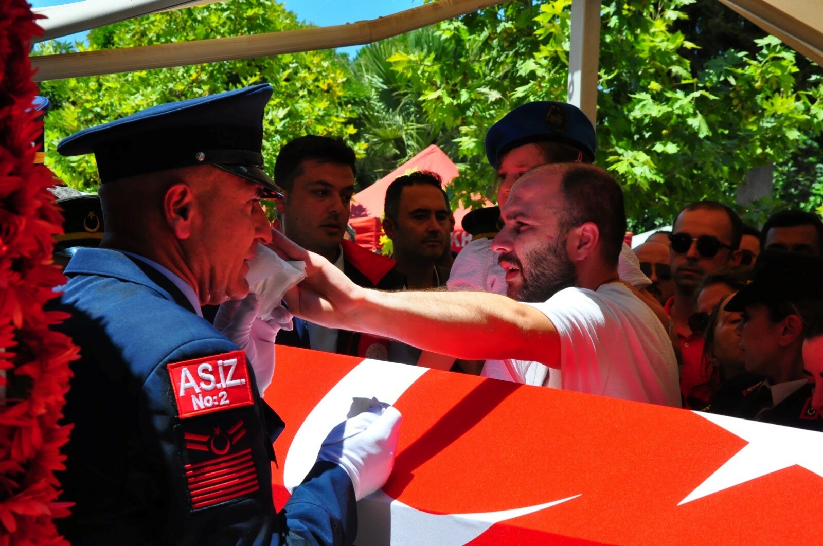 Manisalı şehit astsubay için tören; Deniz Ece babasının beresini taktı