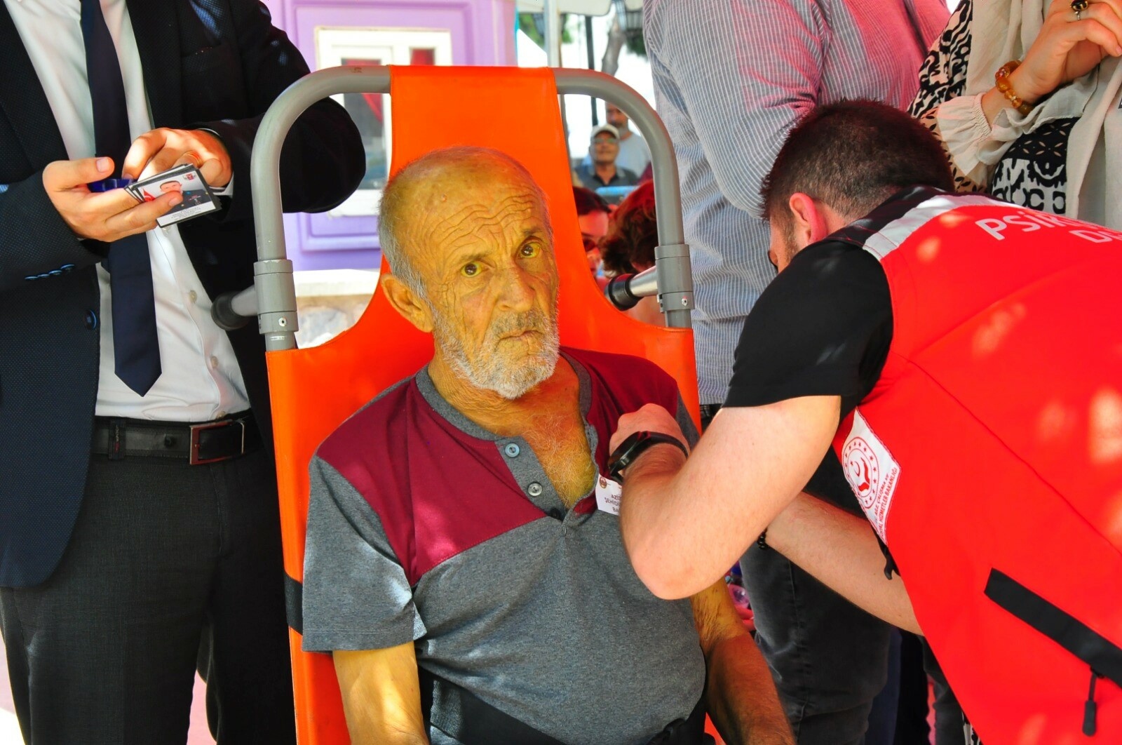 Manisalı şehit astsubay için tören; Deniz Ece babasının beresini taktı
