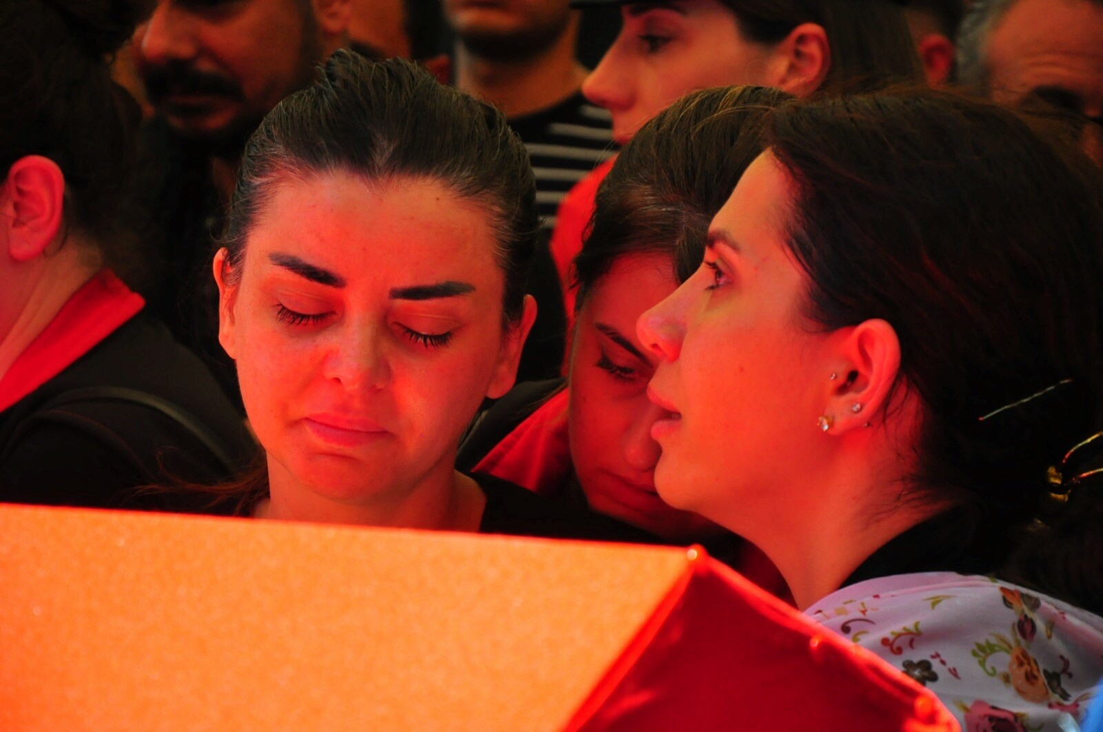 Manisalı şehit astsubay için tören; Deniz Ece babasının beresini taktı