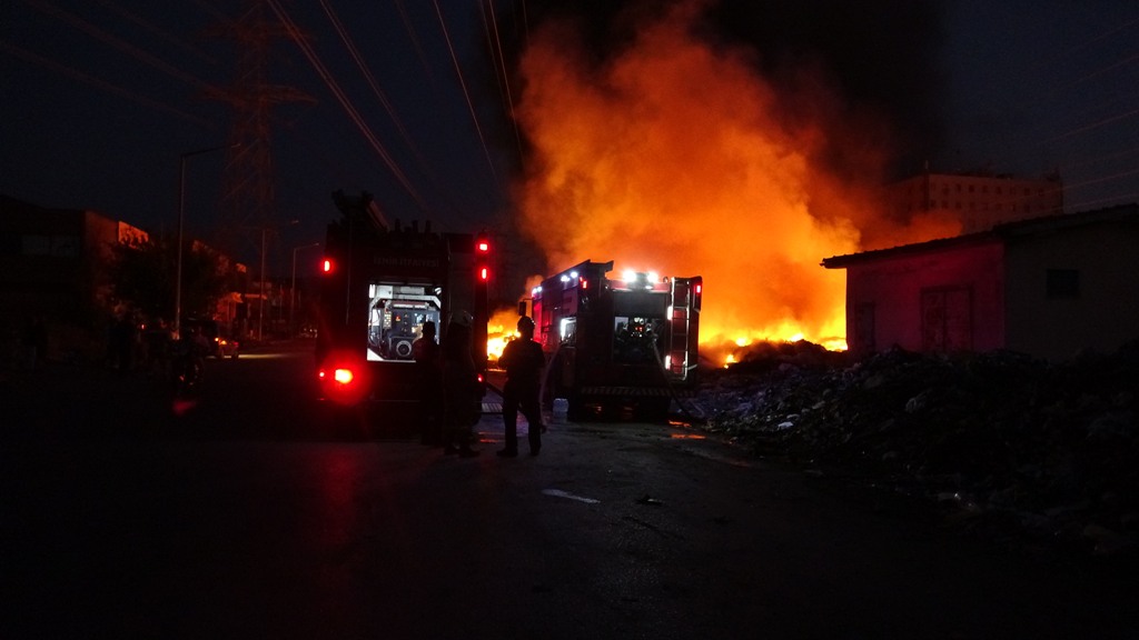 İzmir’de korkutan yangın havadan görüntülendi